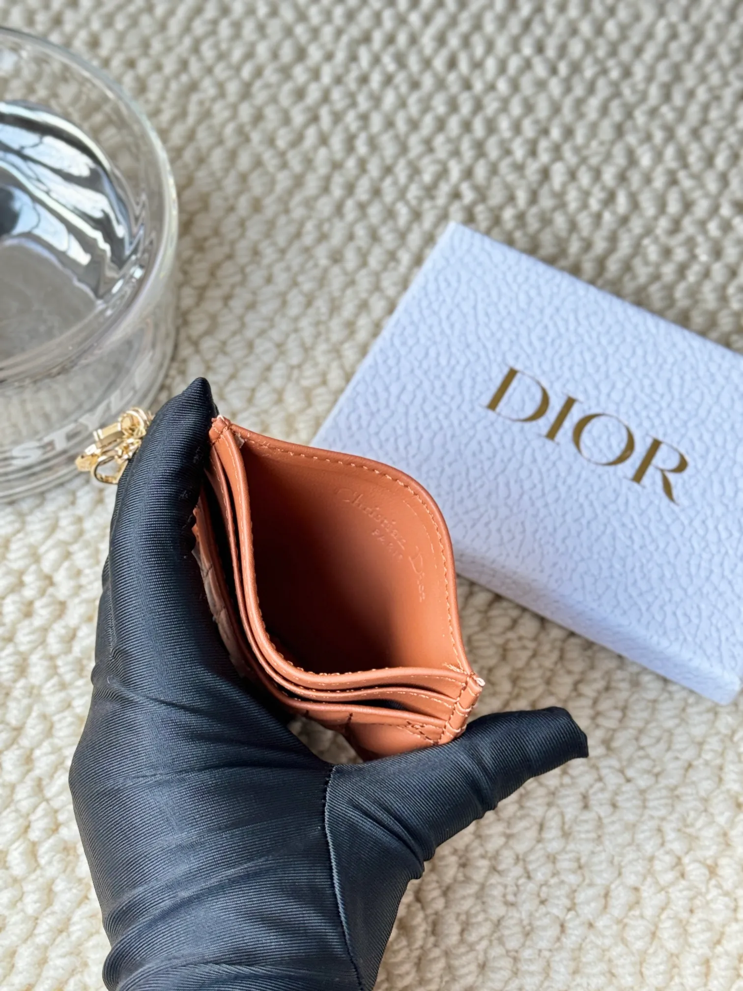 💰110LadyDior Sheepskin No.: S0974OVRB M81B T Lady Dior five-compartment card holder Product description: The color is as shown in the picture. This Lady Dior five-compartment card holder is new this season, elegant and practical. Crafted from cloudy blue patent cow leather, decorated with cannage pattern topstitching and embellished with a removable D.I.O.R. charm. Elegant and sophisticated, it has five card slots, suitable for various occasions, and can be combined with other Lady Dior