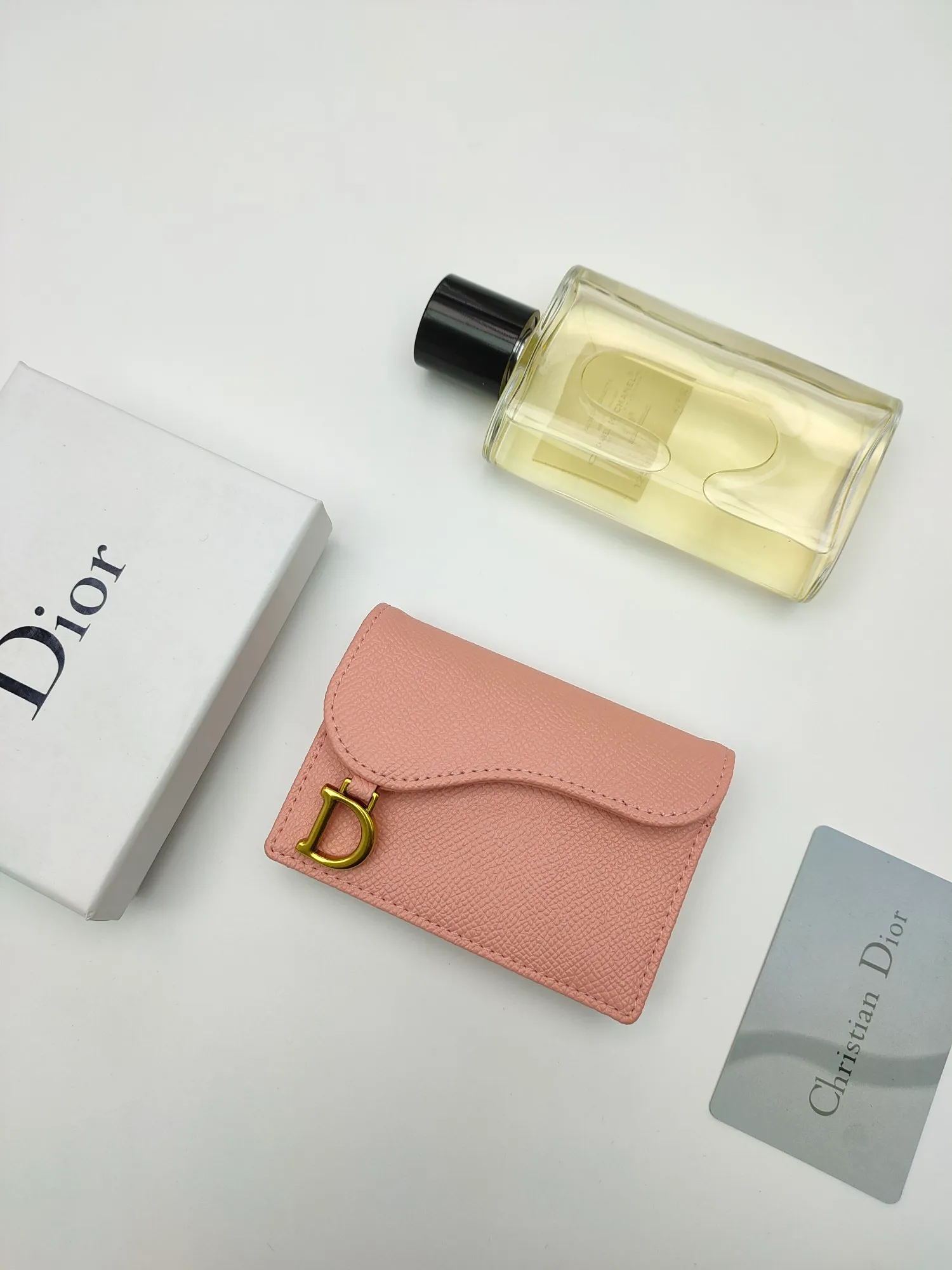 ￥120😍This Dior flip-top grained cowhide card holder is decorated with the D logo on the front flap, showing the iconic look of the Dior saddle series. A single main compartment with 2 card slots and 2 patch pockets highlights the multifunctional, compact and sophisticated design. Style number: S5611 Size: 11*7.5*2.5cm