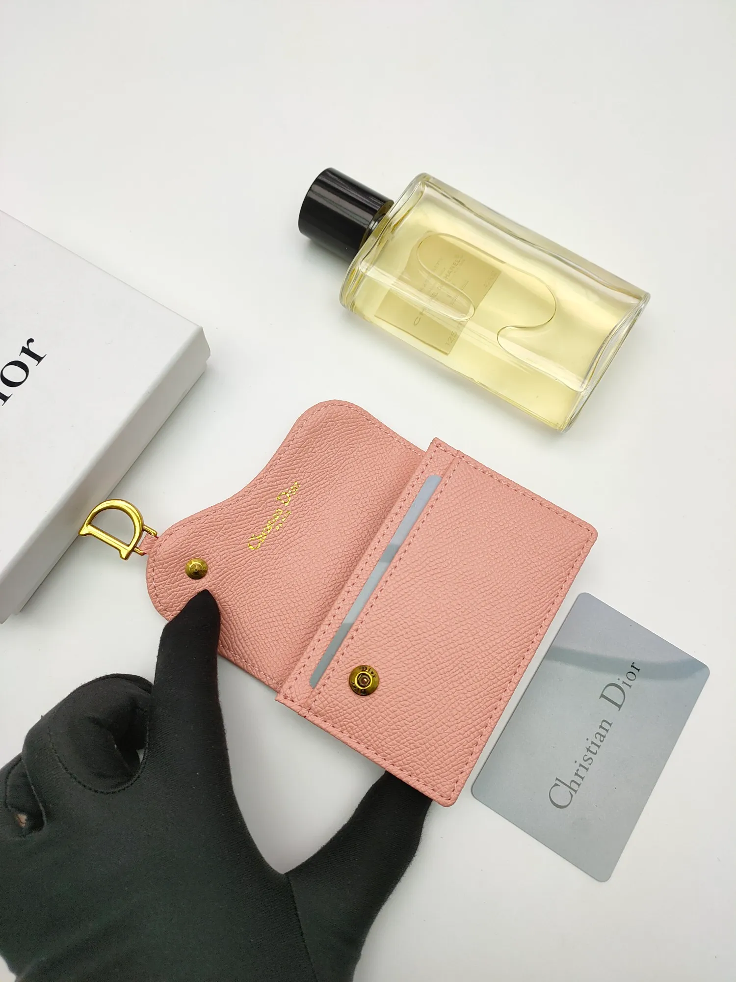 ￥120😍This Dior flip-top grained cowhide card holder is decorated with the D logo on the front flap, showing the iconic look of the Dior saddle series. A single main compartment with 2 card slots and 2 patch pockets highlights the multifunctional, compact and sophisticated design. Style number: S5611 Size: 11*7.5*2.5cm