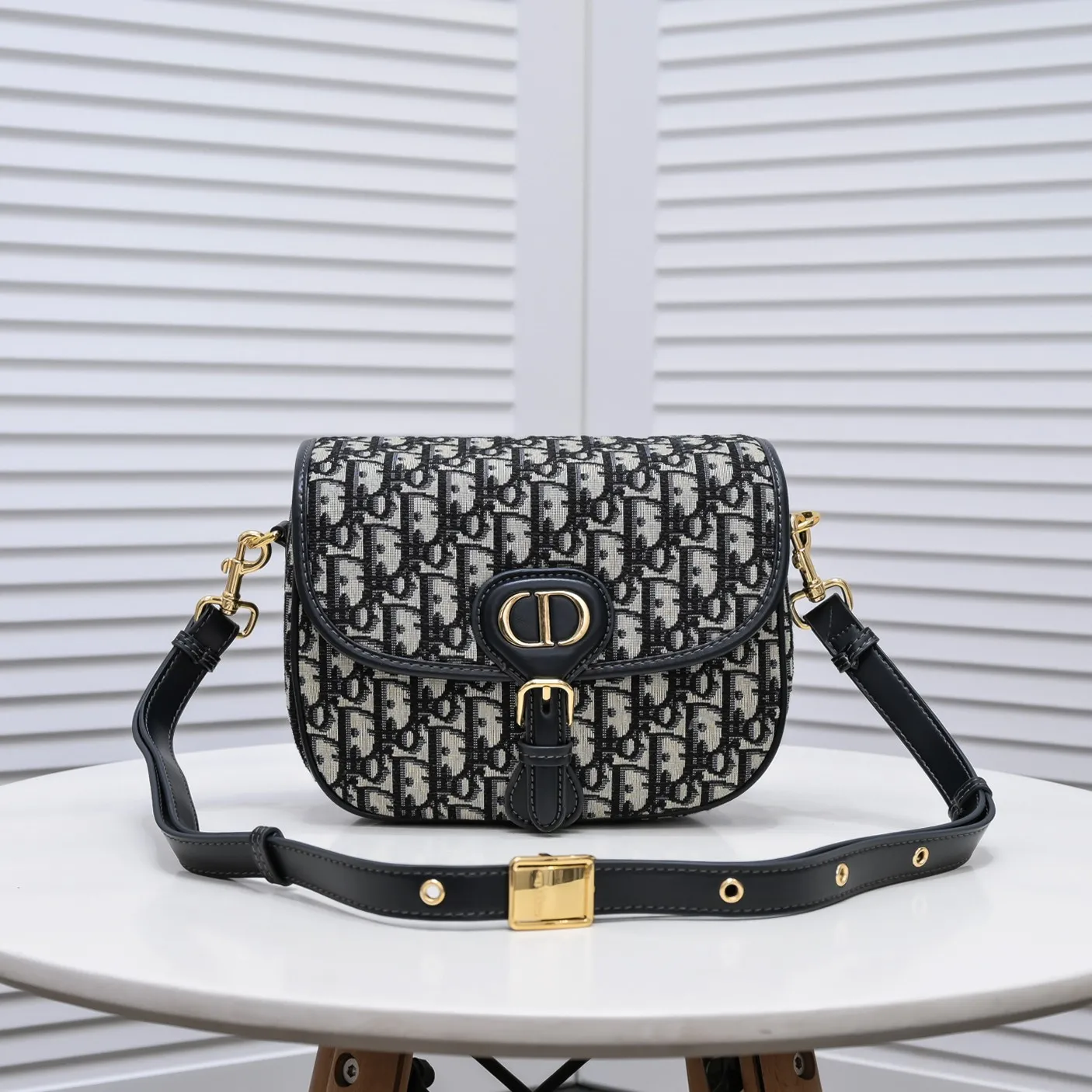 💰400￥With box Large size original order quality, Dior tofu bag❤ Dior BOBBY 2020 Early Autumn New Retro Bag Retro Presbyopia texture, stiff bag body hardware is aged to add a retro feel, not easy to wear Large size: 22.17.6 Presbyopia series