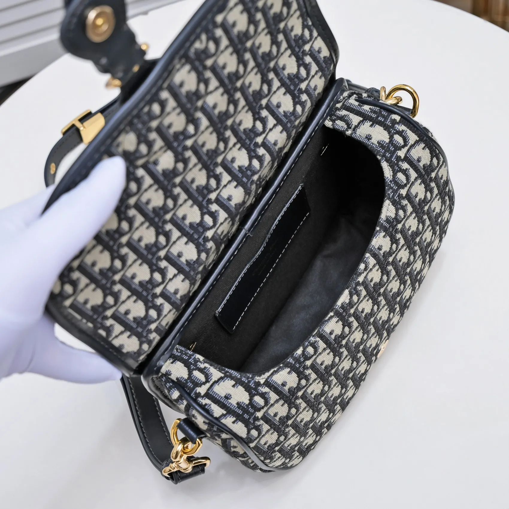 💰400￥With box Large size original order quality, Dior tofu bag❤ Dior BOBBY 2020 Early Autumn New Retro Bag Retro Presbyopia texture, stiff bag body hardware is aged to add a retro feel, not easy to wear Large size: 22.17.6 Presbyopia series