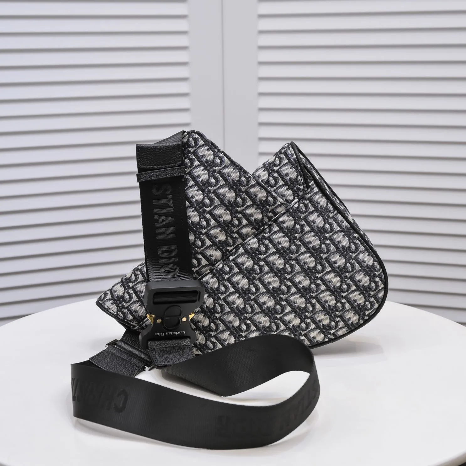 💰400￥💴Dior Men's SADDLE Unisex Crossbody Bag/Chest Bag Size: 20*28.6*5cm Actual photo taken, the picture is consistent with the product, heavy gold authentic pattern re-engraved👍Imported original original top layer small grain Re-engraved cowhide😱The leather is super soft and rebounds perfectly when rubbed at will😁Customized counter original hardware with lettering✨Smooth YKK zipper🏄🏻Perfect craftsmanship💼Refuse to cut corners, reject super-fiber fake leather, 8039, 6801 quality is superb