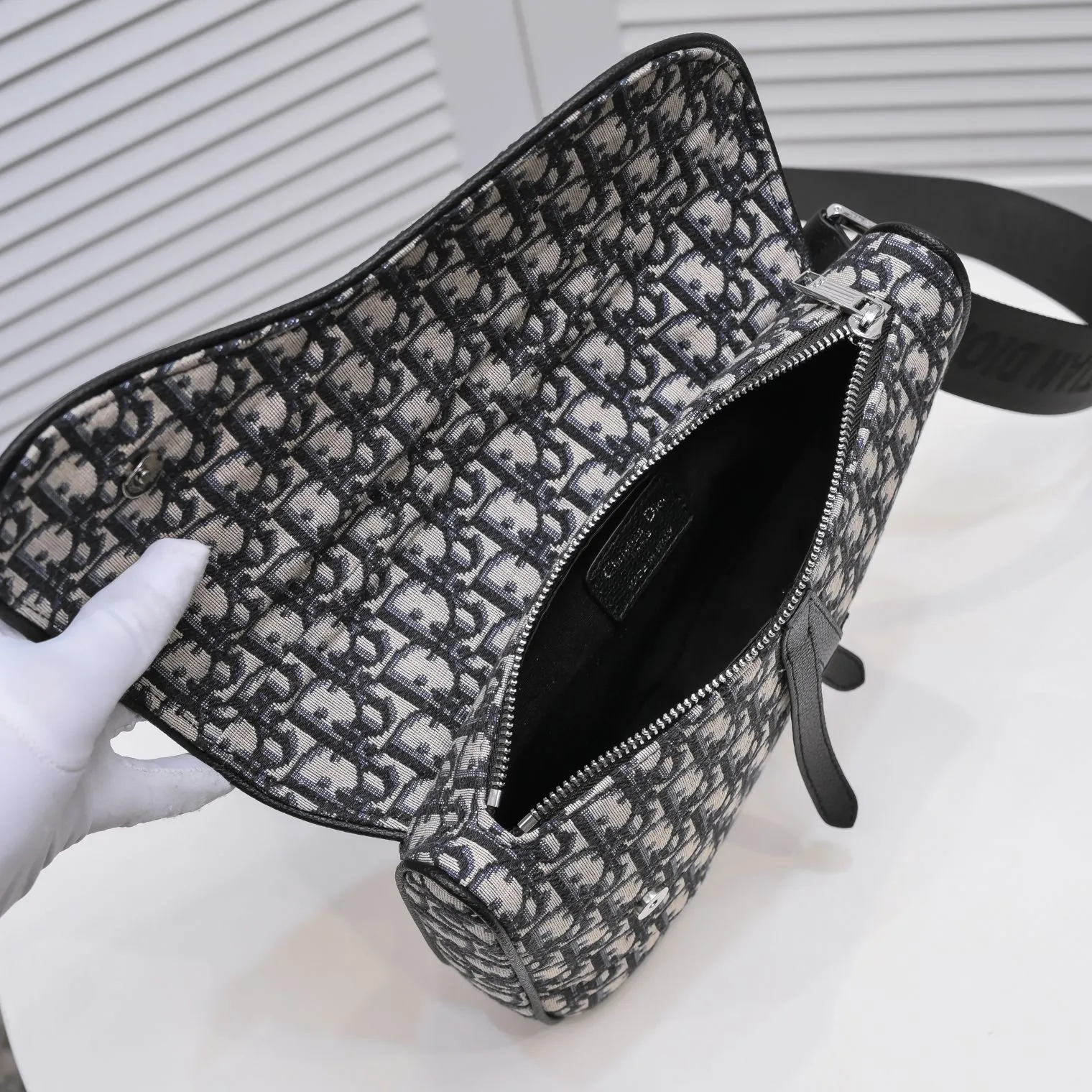 💰400￥💴Dior Men's SADDLE Unisex Crossbody Bag/Chest Bag Size: 20*28.6*5cm Actual photo taken, the picture is consistent with the product, heavy gold authentic pattern re-engraved👍Imported original original top layer small grain Re-engraved cowhide😱The leather is super soft and rebounds perfectly when rubbed at will😁Customized counter original hardware with lettering✨Smooth YKK zipper🏄🏻Perfect craftsmanship💼Refuse to cut corners, reject super-fiber fake leather, 8039, 6801 quality is superb