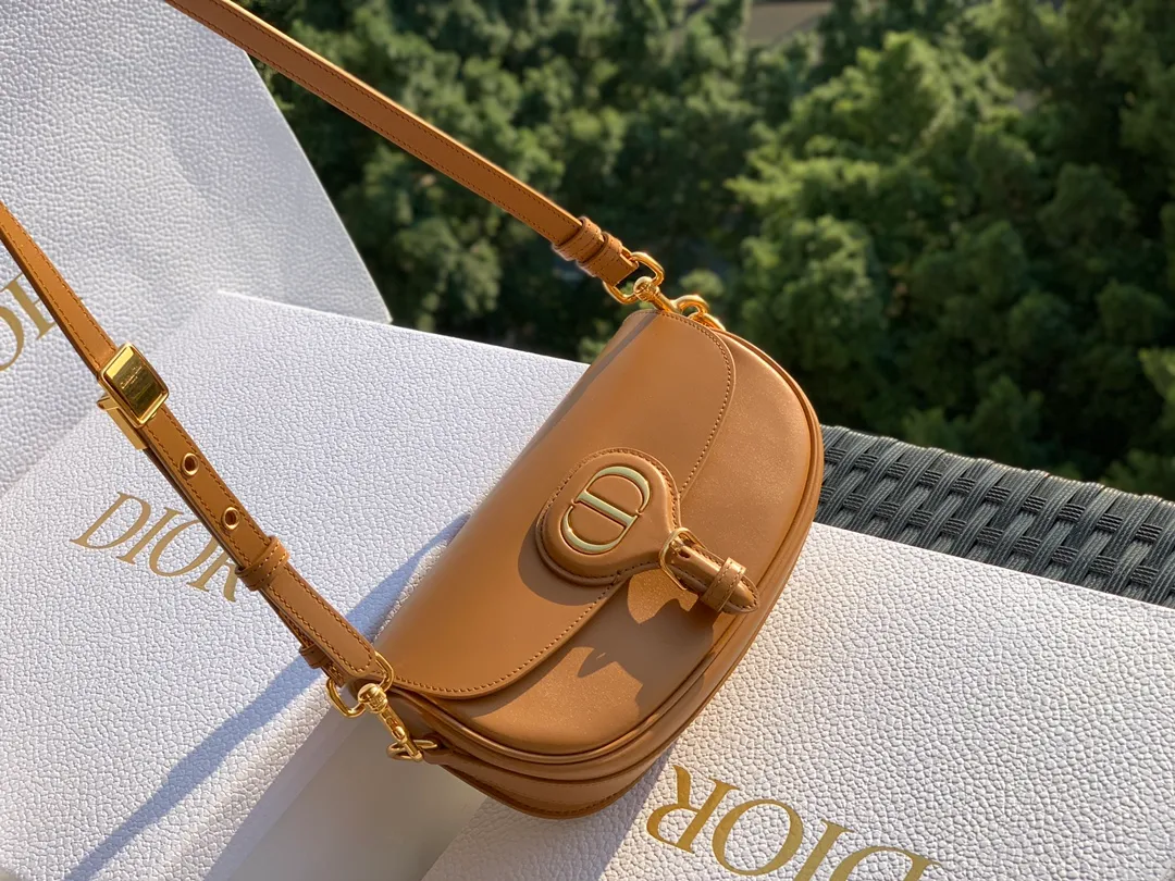 ❗️❗️❗️Free shipping with SF Express for year-end events❗️❗️❗️💰1560 Size: 22 x 13 x 5 CM caramel color bobby EAST-WEST crescent bag! The latest model! ! Celebrity bloggers are so busy planting grass! It bag is already a trend now. The cute bag shape and high-end colors are irresistible! Genuine original goods, original raw materials, emphasis on packaging: this set of packaging is really something that no one can buy on the market with money. All are imported and have the same configuration as the counters! The excellence of this channel is not only quality workmanship, but also perfection in all aspects! Impeccable!