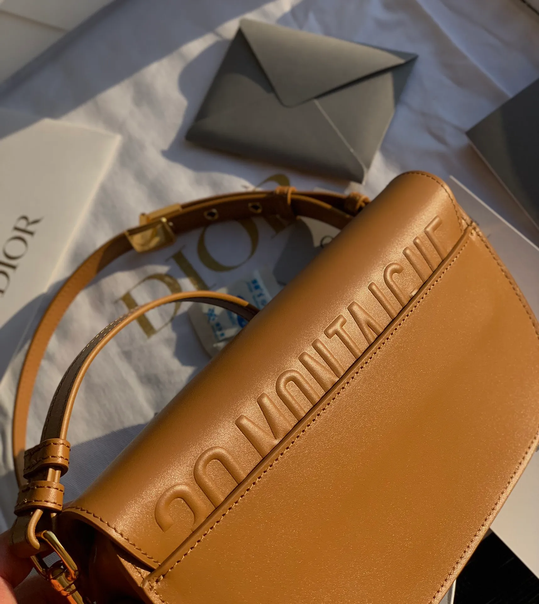 ❗️❗️❗️Free shipping with SF Express for year-end events❗️❗️❗️💰1560 Size: 22 x 13 x 5 CM caramel color bobby EAST-WEST crescent bag! The latest model! ! Celebrity bloggers are so busy planting grass! It bag is already a trend now. The cute bag shape and high-end colors are irresistible! Genuine original goods, original raw materials, emphasis on packaging: this set of packaging is really something that no one can buy on the market with money. All are imported and have the same configuration as the counters! The excellence of this channel is not only quality workmanship, but also perfection in all aspects! Impeccable!
