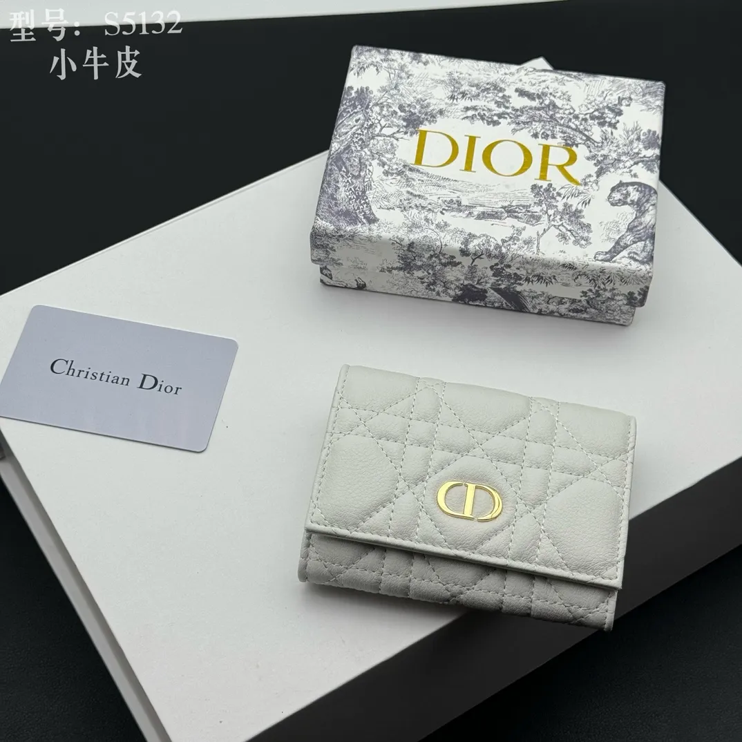💰150 💎Top quality white# 2024 spring and summer women's card holder This Dior Caro card holder is elegant and practical. Carefully crafted from soft cow leather, it is decorated with cannage pattern topstitching and a CD logo on the front to enhance the style. Elegant and sophisticated. Compact and practical, the 30 Montaigne Glycine Wallet is unique and can store a variety of daily necessities. It is suitable for various occasions and can be paired with its 30Montaigne pieces. Decorated with CD logo on the front, 2 card slots, 1 zipper compartment, 1 spacious internal compartment Spring/Summer 2024 Brand: Dior Dior Size: 11x7.5x2.5cm Model: S5132UWHC