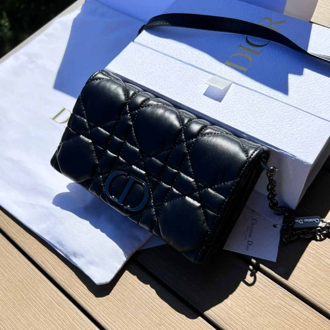 ❗️❗️❗️Free shipping with SF Express for year-end events❗️❗️❗️💰1760 Size: 19.5×11×6.5cm Dior overseas channel resources exclusively offer Caro chain handbags❗️This season’s new Dior Caro chain handbags demonstrate the spirit of dior haute couture with practical design. Crafted from cream-black cow leather, it's decorated with a distinctive oversized cannage pattern with a quilted effect. The flap is embellished with an antique gold-finish metal "CD" logo, and interior compartments hold a variety of daily essentials. The detachable leather and CD link shoulder strap can be wrapped around the flap, and the detachable chain-stitched leather shoulder strap makes it easy to carry by hand, shoulder or cross-body, making it an ideal everyday piece.