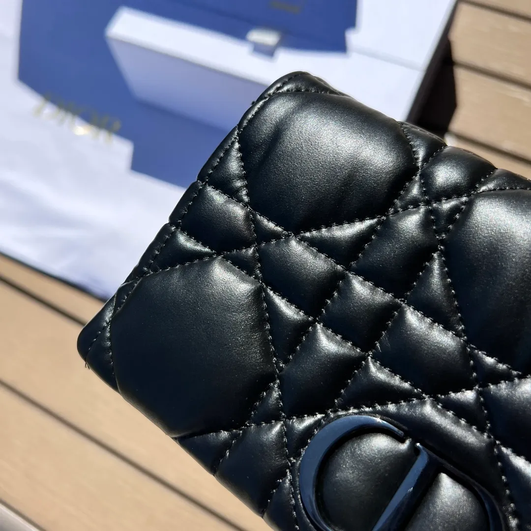 ❗️❗️❗️Free shipping with SF Express for year-end events❗️❗️❗️💰1760 Size: 19.5×11×6.5cm Dior overseas channel resources exclusively offer Caro chain handbags❗️This season’s new Dior Caro chain handbags demonstrate the spirit of dior haute couture with practical design. Crafted from cream-black cow leather, it's decorated with a distinctive oversized cannage pattern with a quilted effect. The flap is embellished with an antique gold-finish metal "CD" logo, and interior compartments hold a variety of daily essentials. The detachable leather and CD link shoulder strap can be wrapped around the flap, and the detachable chain-stitched leather shoulder strap makes it easy to carry by hand, shoulder or cross-body, making it an ideal everyday piece.