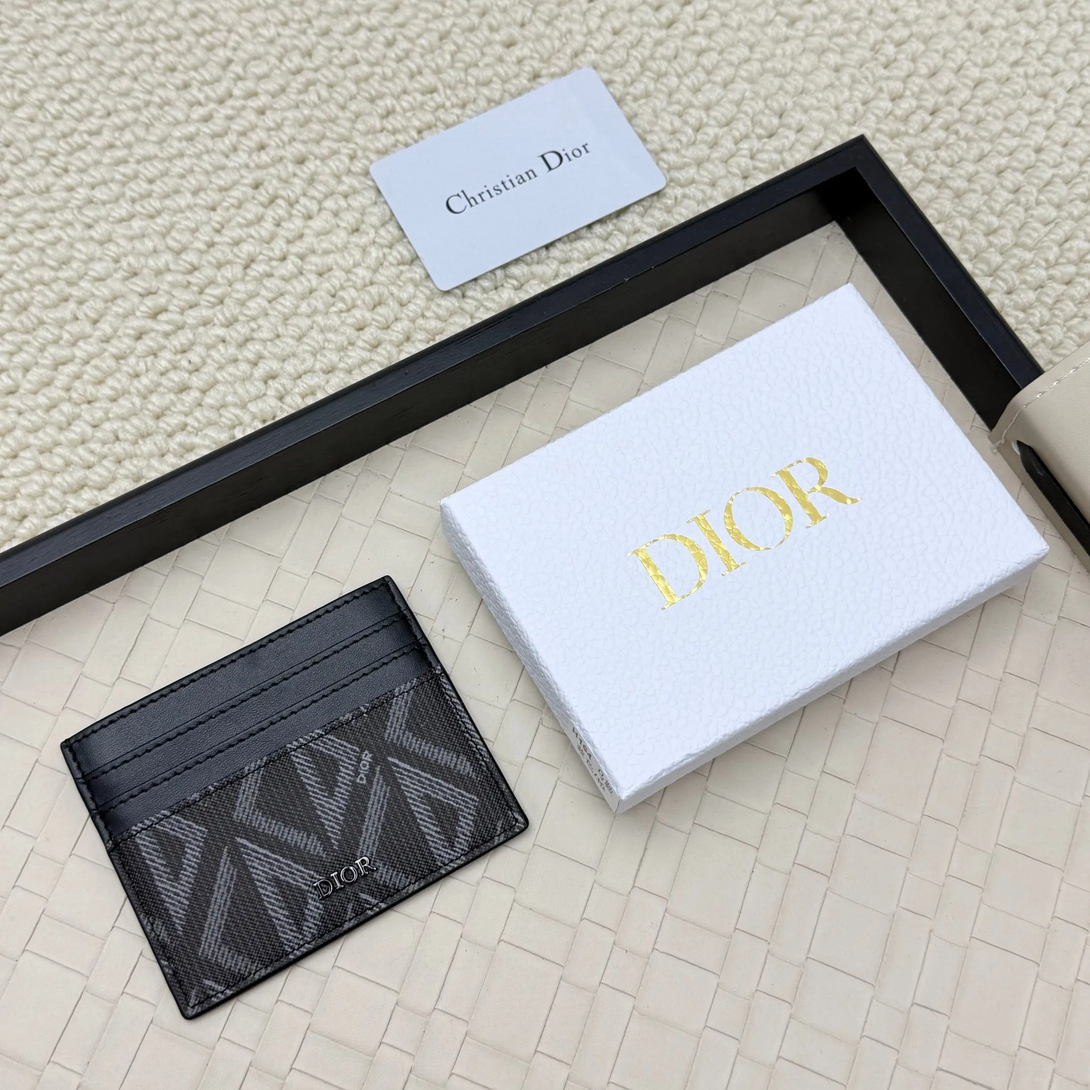 💰100 old flower material Dior card holder is elegant and refined😍 Men's is carefully made of cowhide [strong]. There are 3 card slots on each side and 1 card slot on the top, which is exquisite and exquisite in shape. Style number: CH135 Size: 10*8cm