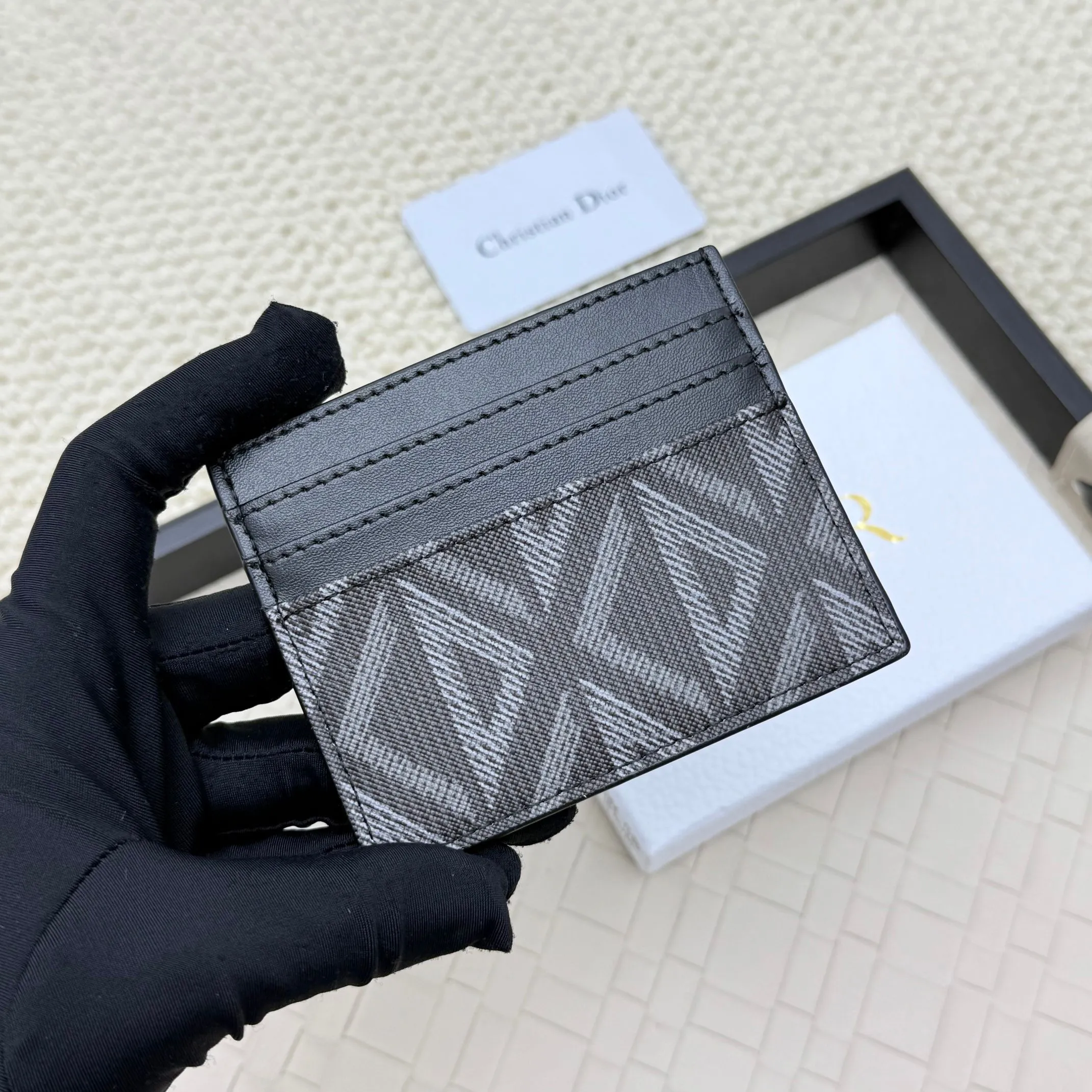 💰100 old flower material Dior card holder is elegant and refined😍 Men's is carefully made of cowhide [strong]. There are 3 card slots on each side and 1 card slot on the top, which is exquisite and exquisite in shape. Style number: CH135 Size: 10*8cm