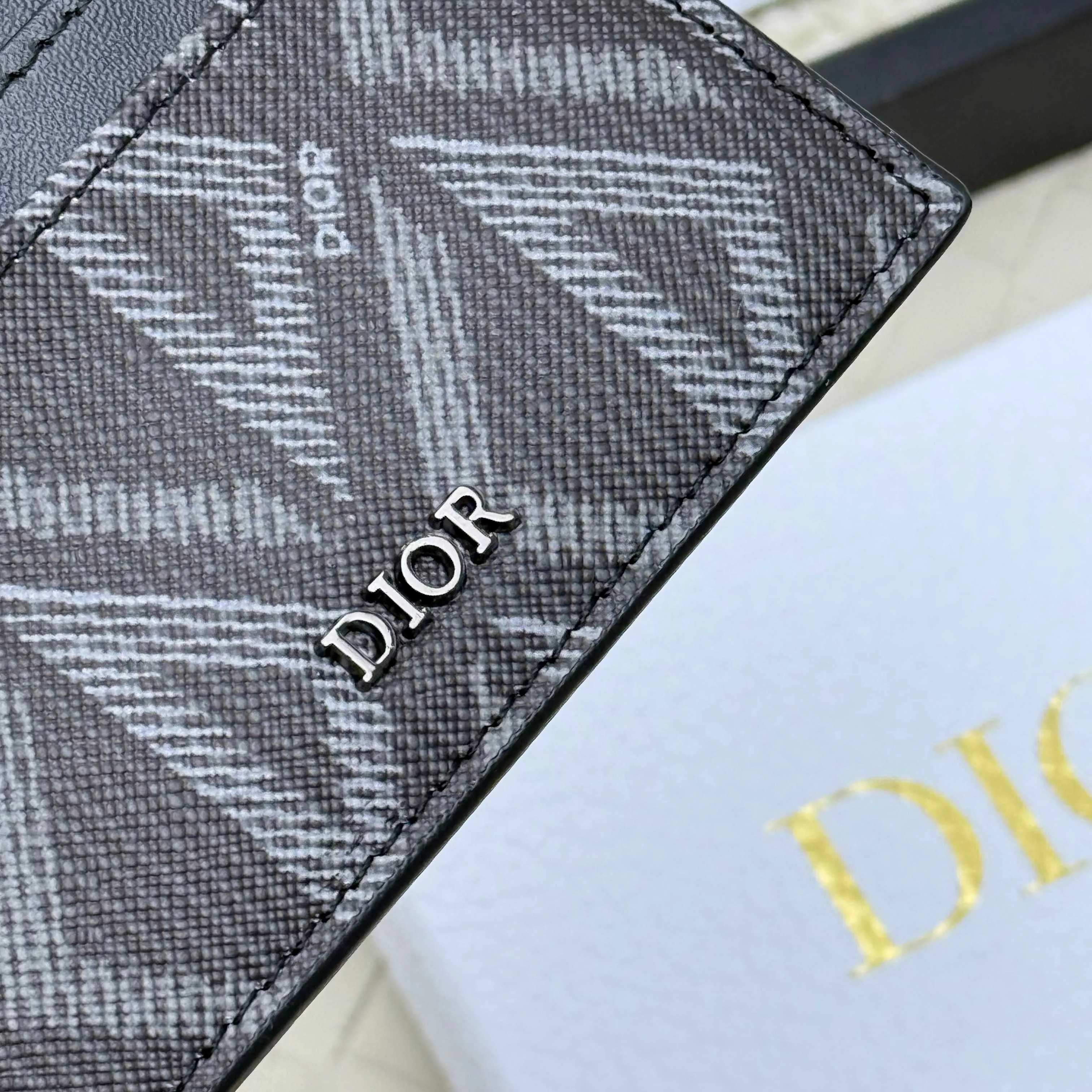 💰100 old flower material Dior card holder is elegant and refined😍 Men's is carefully made of cowhide [strong]. There are 3 card slots on each side and 1 card slot on the top, which is exquisite and exquisite in shape. Style number: CH135 Size: 10*8cm