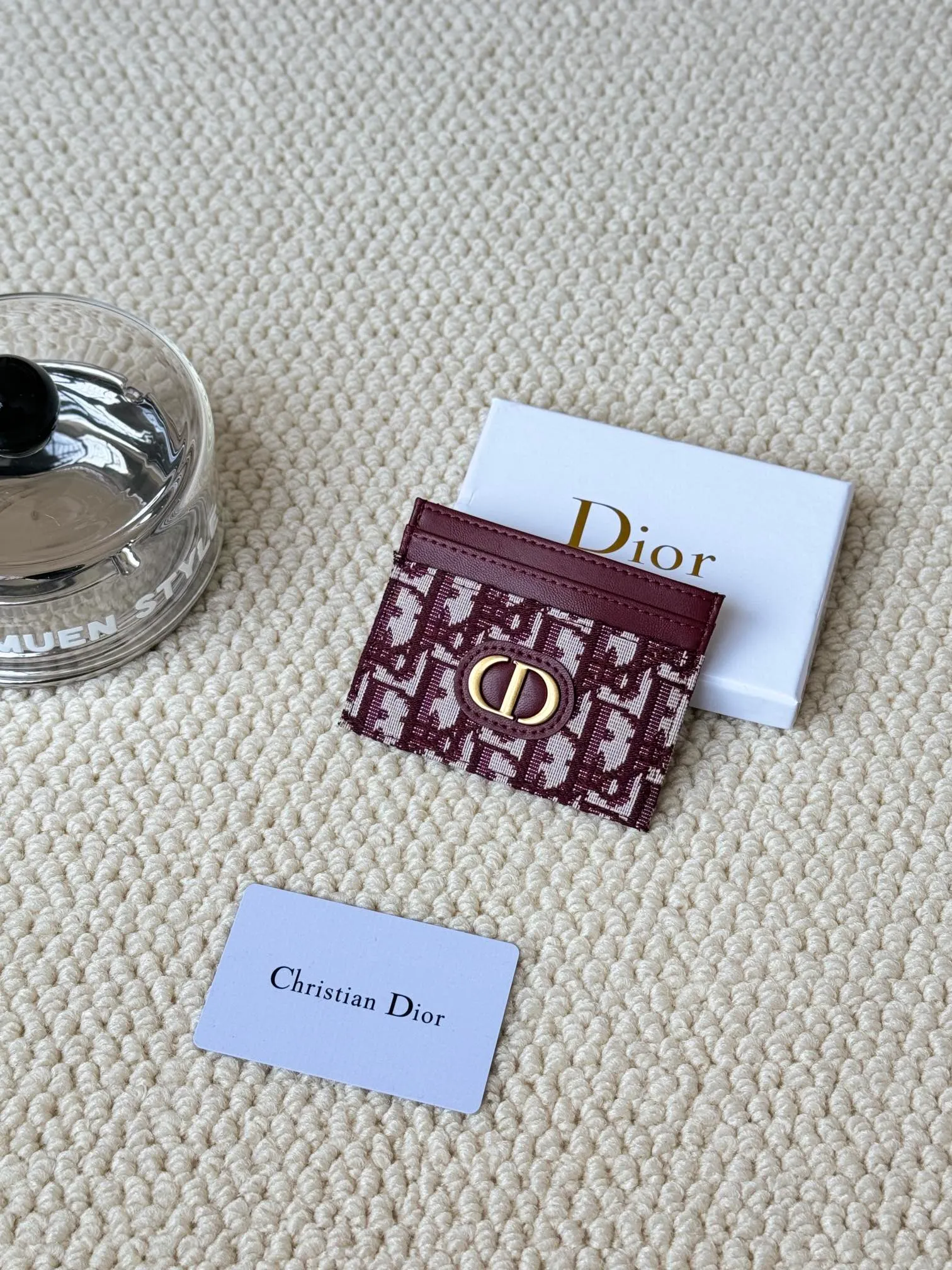 💰100 dior's card holder -30 Montaigne card holder is exquisite and elegant. Made of blue jacquard fabric, detailed with Oblique print and CD logo on the front. Practical and compact, it can store small daily necessities and can be easily put into various handbags. CD logo on front 2 card slots 1 patch pocket Number: S2152 Dimensions: 10 x 7.5 x 0.5 cm