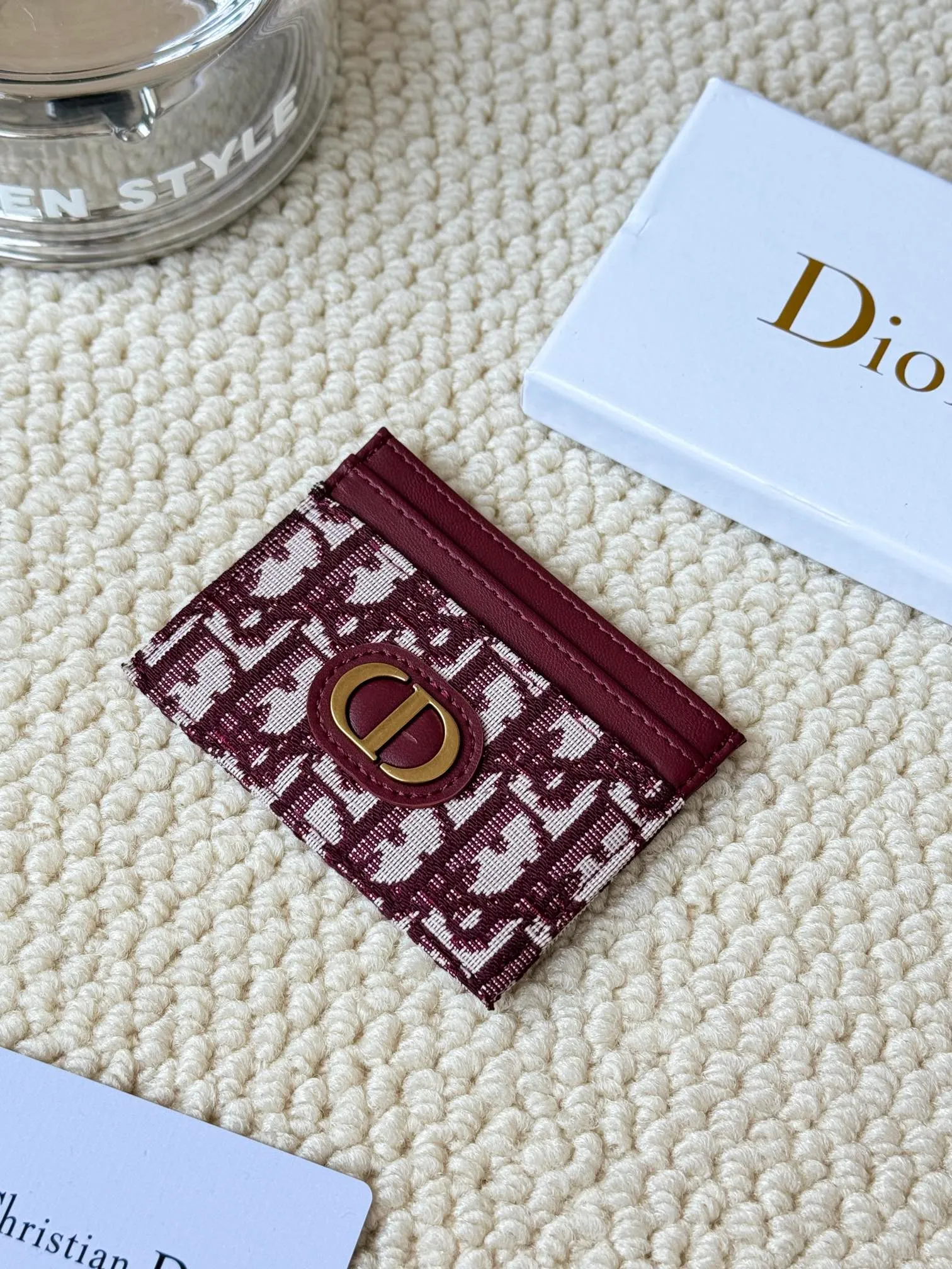 💰100 dior's card holder -30 Montaigne card holder is exquisite and elegant. Made of blue jacquard fabric, detailed with Oblique print and CD logo on the front. Practical and compact, it can store small daily necessities and can be easily put into various handbags. CD logo on front 2 card slots 1 patch pocket Number: S2152 Dimensions: 10 x 7.5 x 0.5 cm