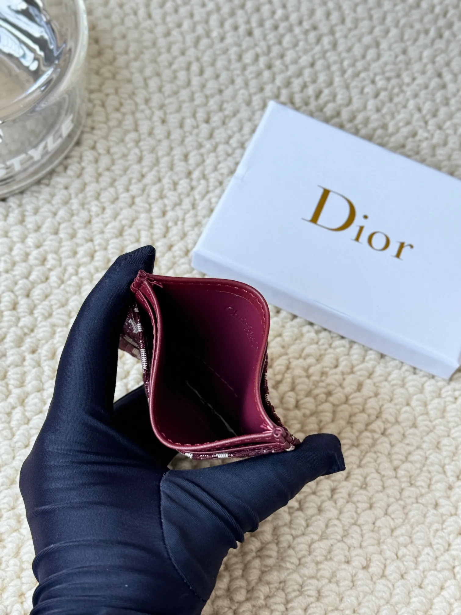 💰100 dior's card holder -30 Montaigne card holder is exquisite and elegant. Made of blue jacquard fabric, detailed with Oblique print and CD logo on the front. Practical and compact, it can store small daily necessities and can be easily put into various handbags. CD logo on front 2 card slots 1 patch pocket Number: S2152 Dimensions: 10 x 7.5 x 0.5 cm