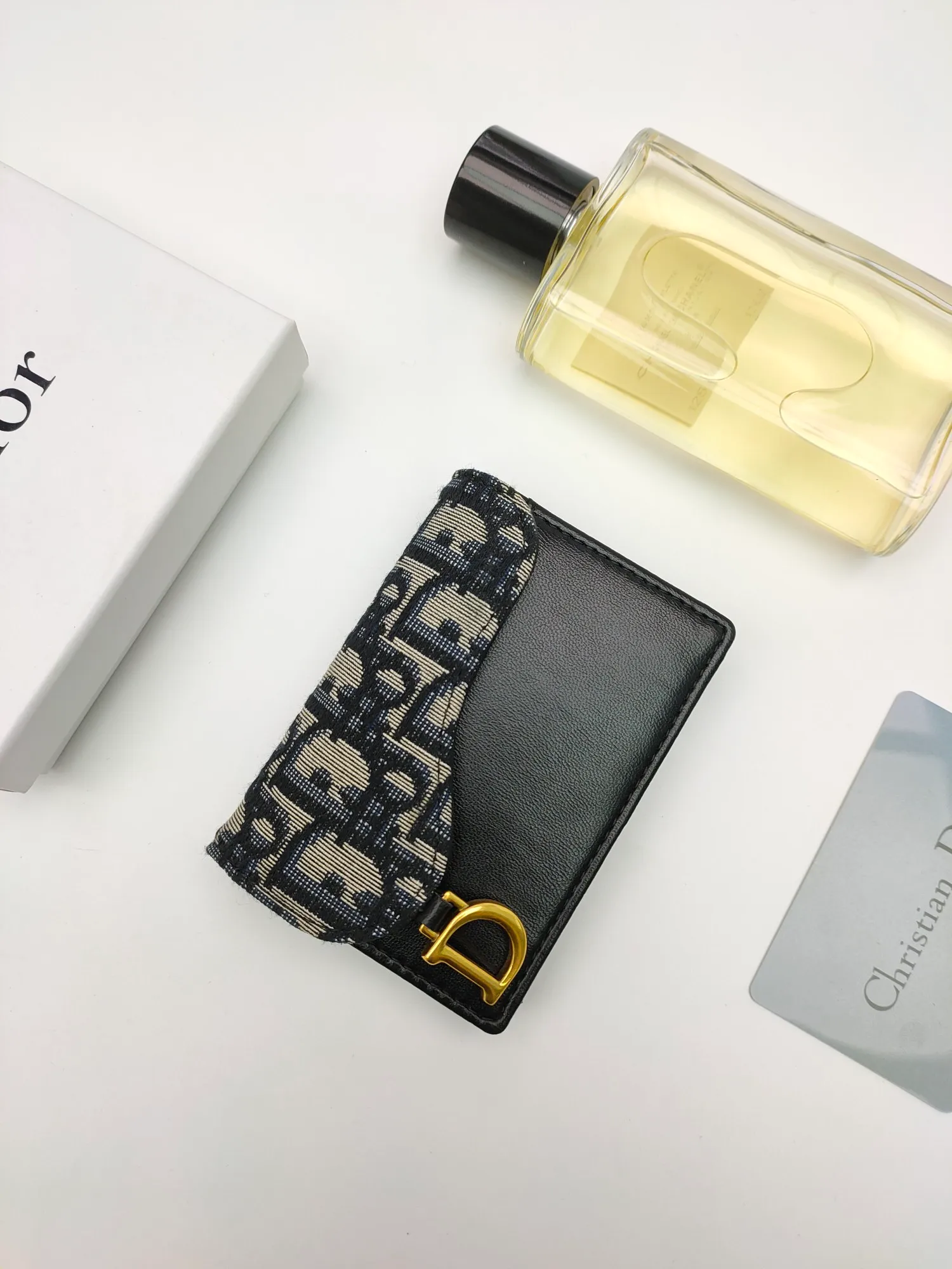 ￥110🌹This Dior saddle flip card holder is practical and compact👍🏻It can replace the traditional saddle wallet🎉Made of Dior Oblique printed fabric with sheepskin. It is made with exquisite craftsmanship and is durable❤️It has a spacious main compartment with 2 patch pockets and 2 card slots, which can store cash, bills and cards. Can be paired with other pieces from the saddle collection for an elegant look. Style number: S5611 Size: 11*7.5*2.5cm
