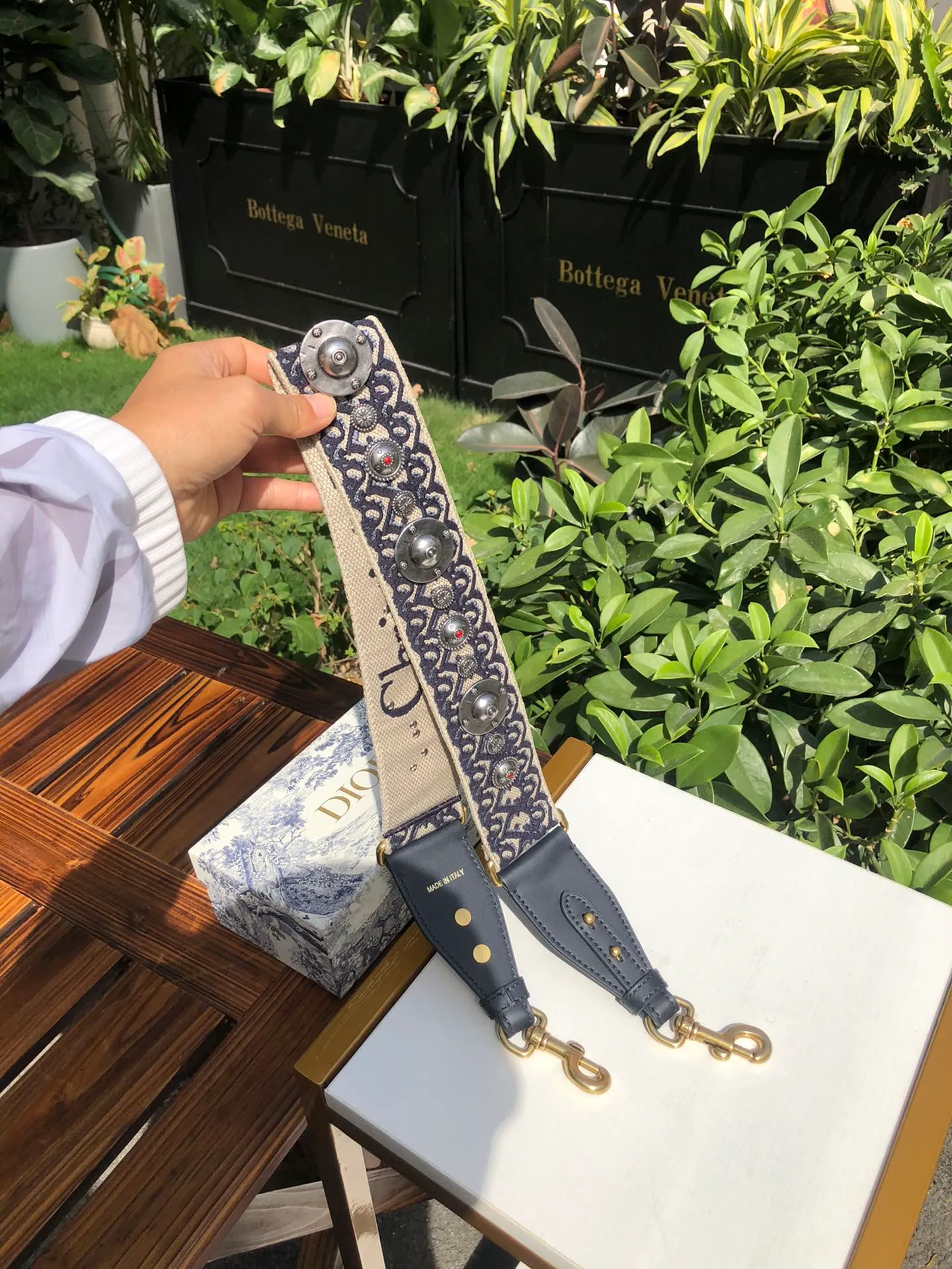 ❗️❗️❗️Free SF shipping for year-end events❗️❗️❗️💰700 Size: 95 cm x 5 cm Dio*r Roman wide shoulder strap! ! Original factory channels! There is no difference between it and the one on sale at the counter for ¥24,000. Feel free to go to the counter to compare! This embroidered shoulder strap is a unique accessory, enhanced by a blue Oblique print with a silver-tone metal badge and "Christian Dior" signature embroidery on the other side. Comes with vintage gold metal hooks on both ends! ! It can be matched with any Dior handbag, and it can also be matched with other handbags! It can add artistic characteristics to every bag and express an extraordinary aura! !