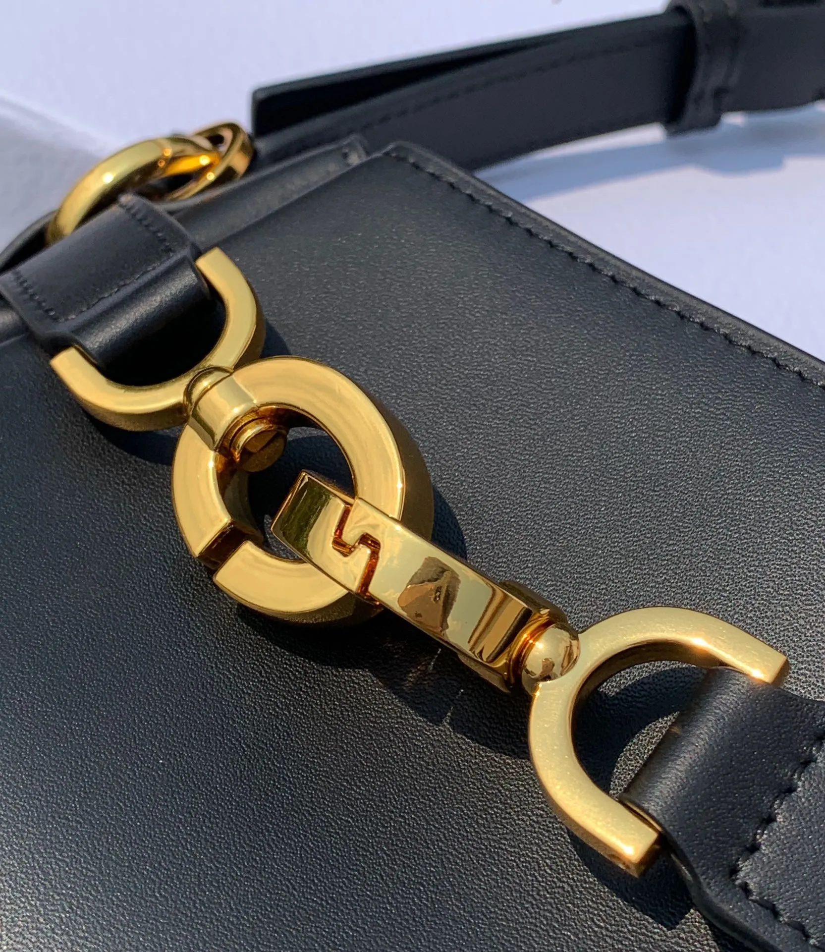 Top upgraded version 💰1800 Size: 24×10×24.5cm Hong Kong channel order! The Dior CEST all-leather bucket bag has a really special design, a little cool and a little sweet! At first glance, you will immediately be caught by its print: the overlapping CD letters are very eye-catching. It is made of calfskin, which feels soft and delicate, and has a moist luster, without losing the elegant texture! The "dior" letters on the pocket are very delicately engraved, and it looks very high-end and elegant. Looking at the size of the bag, it is large enough and has internal layers to ensure storage of personal belongings without appearing too bulky. The detailed design is simple and orderly, which is very suitable for friends with obsessive-compulsive disorder!