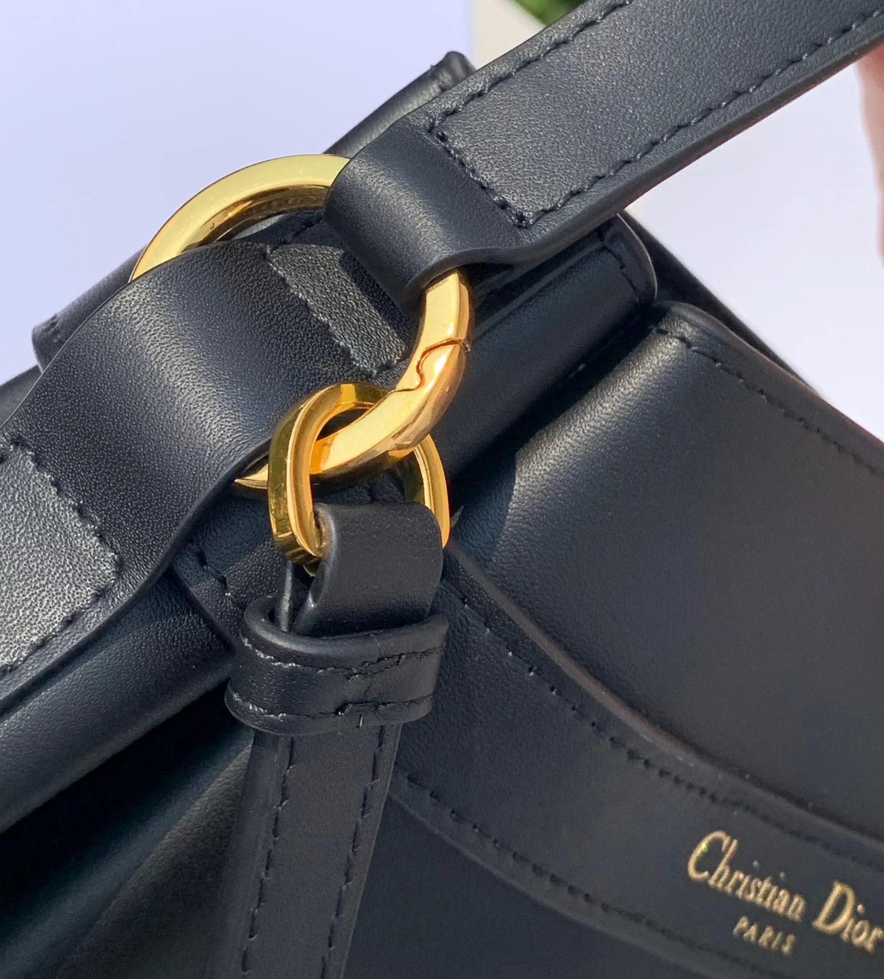 Top upgraded version 💰1800 Size: 24×10×24.5cm Hong Kong channel order! The Dior CEST all-leather bucket bag has a really special design, a little cool and a little sweet! At first glance, you will immediately be caught by its print: the overlapping CD letters are very eye-catching. It is made of calfskin, which feels soft and delicate, and has a moist luster, without losing the elegant texture! The "dior" letters on the pocket are very delicately engraved, and it looks very high-end and elegant. Looking at the size of the bag, it is large enough and has internal layers to ensure storage of personal belongings without appearing too bulky. The detailed design is simple and orderly, which is very suitable for friends with obsessive-compulsive disorder!