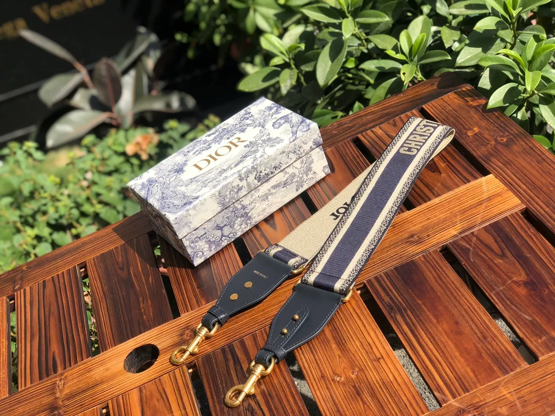 Top upgraded version 💰600 Size: 95 cm x 6 cm DIOR* classic blue logo shoulder strap! ! Original factory channels! Imported matte cotton thread embroidery, imported pure copper hardware, handmade craftsmanship! A shoulder strap can sell for nearly RMB 10,000. It is of counter quality and is still valuable even if you sell it second-hand! DIO*R's embroidered shoulder strap is a unique accessory, featuring the "Christian Dior" signature in the center and black cowhide leather outlines on the sides. Comes with vintage gold metal hooks on both ends! ! Not only can it be matched with any DIOR handbag to show your individual style! It can also be paired with other handbags! It can add artistic characteristics to every bag and express an extraordinary aura! !