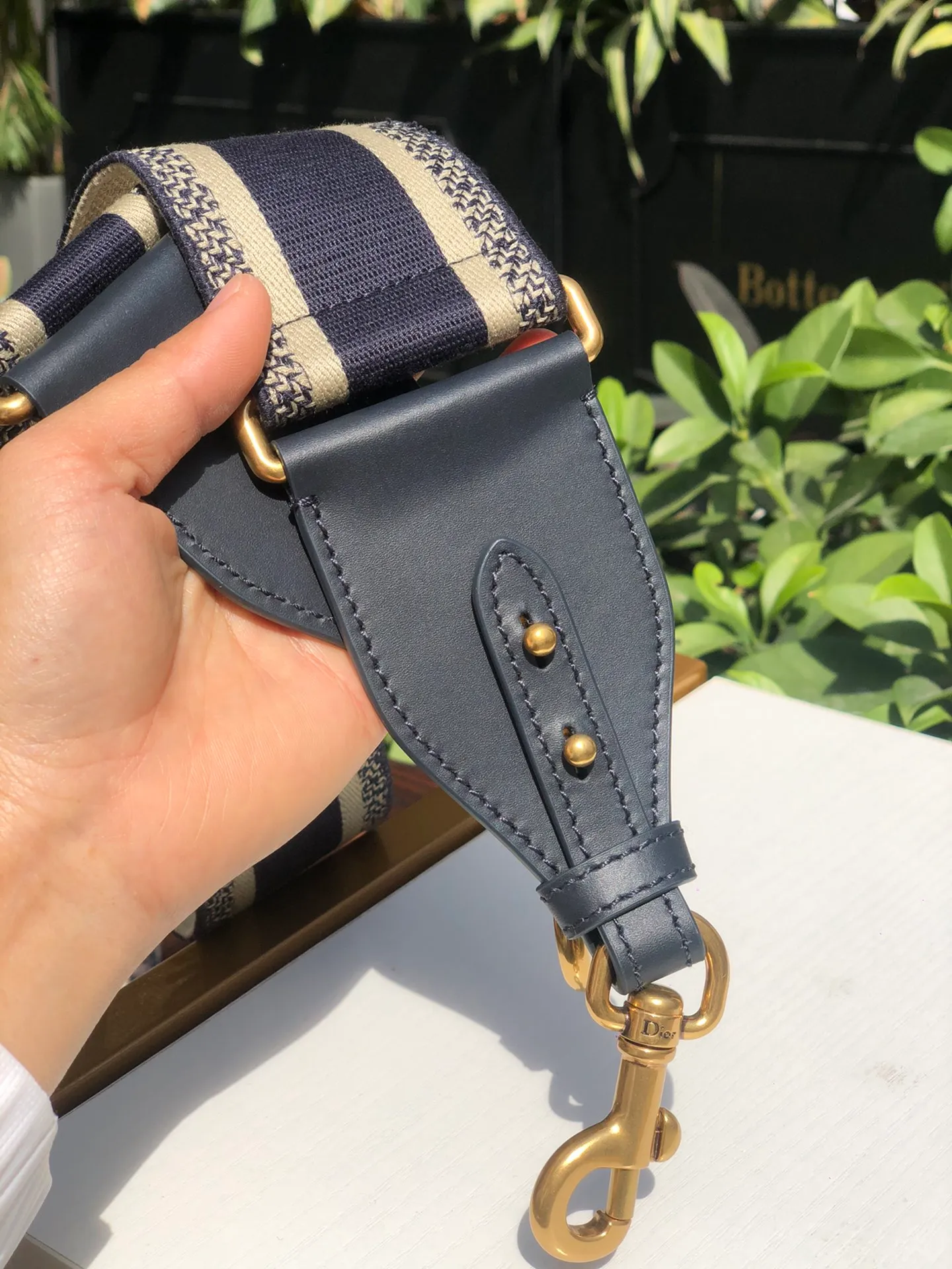 Top upgraded version 💰600 Size: 95 cm x 6 cm DIOR* classic blue logo shoulder strap! ! Original factory channels! Imported matte cotton thread embroidery, imported pure copper hardware, handmade craftsmanship! A shoulder strap can sell for nearly RMB 10,000. It is of counter quality and is still valuable even if you sell it second-hand! DIO*R's embroidered shoulder strap is a unique accessory, featuring the "Christian Dior" signature in the center and black cowhide leather outlines on the sides. Comes with vintage gold metal hooks on both ends! ! Not only can it be matched with any DIOR handbag to show your individual style! It can also be paired with other handbags! It can add artistic characteristics to every bag and express an extraordinary aura! !