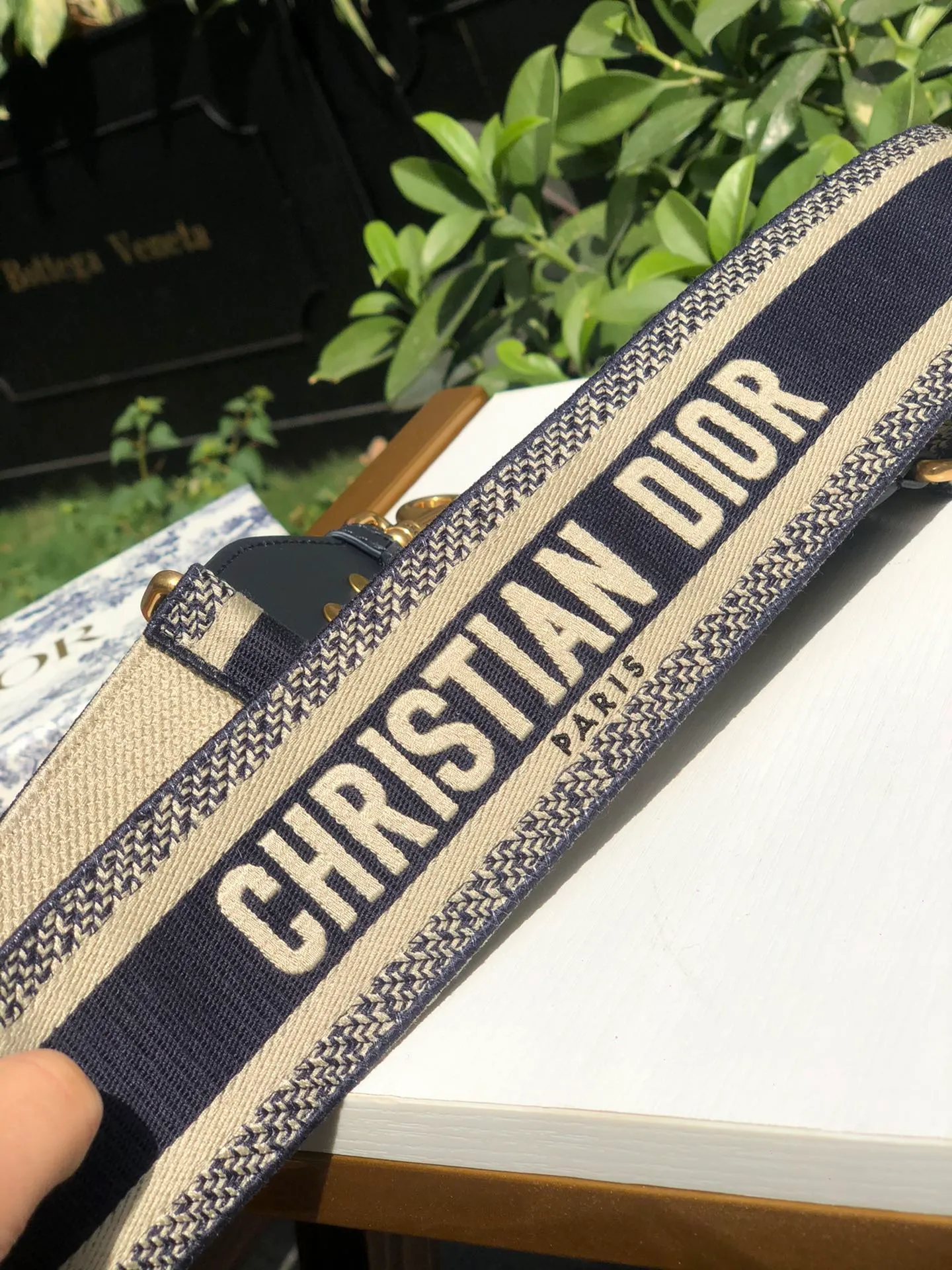 Top upgraded version 💰600 Size: 95 cm x 6 cm DIOR* classic blue logo shoulder strap! ! Original factory channels! Imported matte cotton thread embroidery, imported pure copper hardware, handmade craftsmanship! A shoulder strap can sell for nearly RMB 10,000. It is of counter quality and is still valuable even if you sell it second-hand! DIO*R's embroidered shoulder strap is a unique accessory, featuring the "Christian Dior" signature in the center and black cowhide leather outlines on the sides. Comes with vintage gold metal hooks on both ends! ! Not only can it be matched with any DIOR handbag to show your individual style! It can also be paired with other handbags! It can add artistic characteristics to every bag and express an extraordinary aura! !