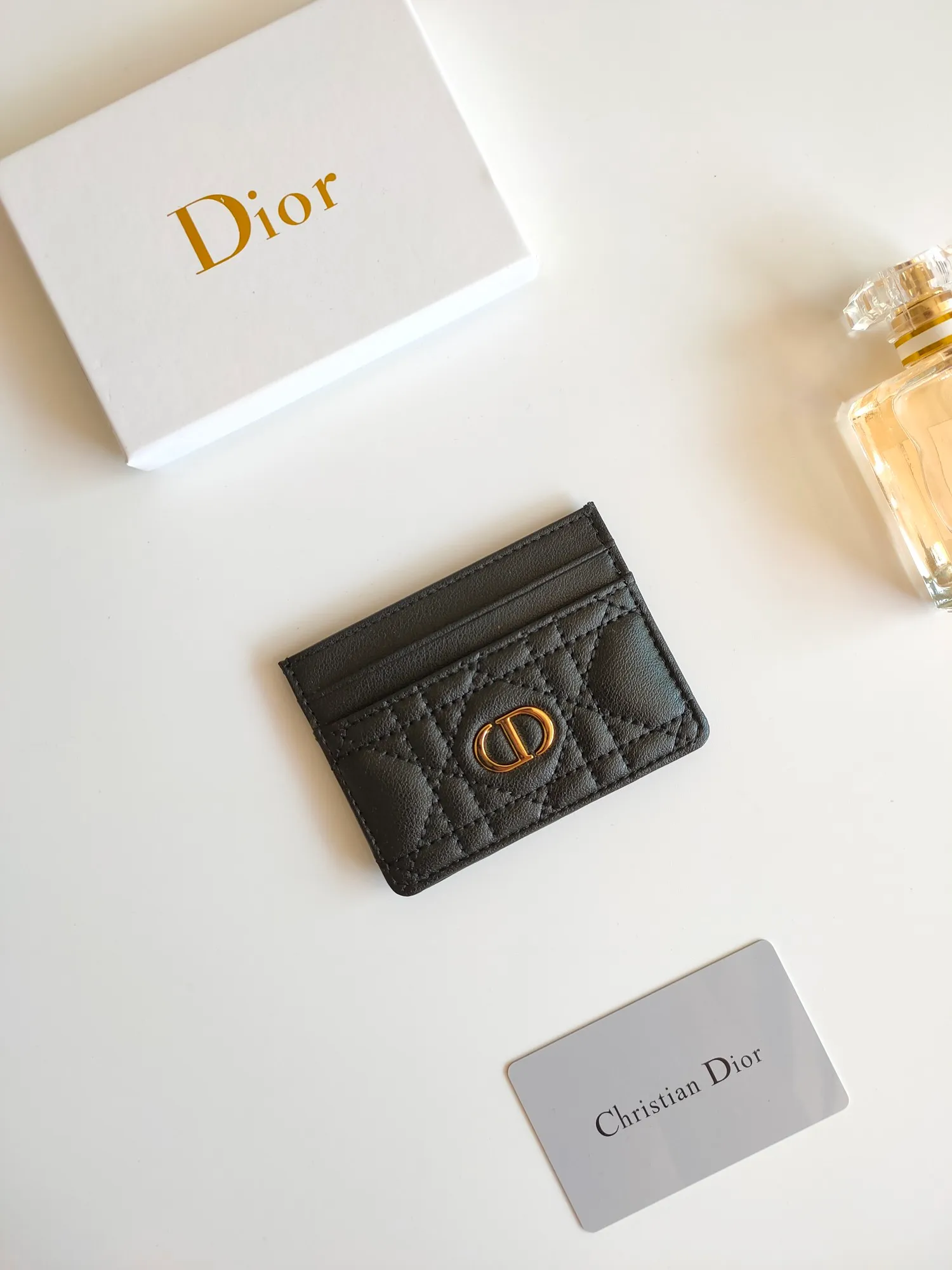 ￥110😍The Dior Caro five-compartment card holder is a new product this season, elegant and practical. Style number: S5130. Carefully crafted from soft cowhide, decorated with cannage pattern topstitching and embellished with the "CD" logo on the front. Elegant and sophisticated, it has five card slots and is suitable for various occasions. Size:10.5*7.5cm