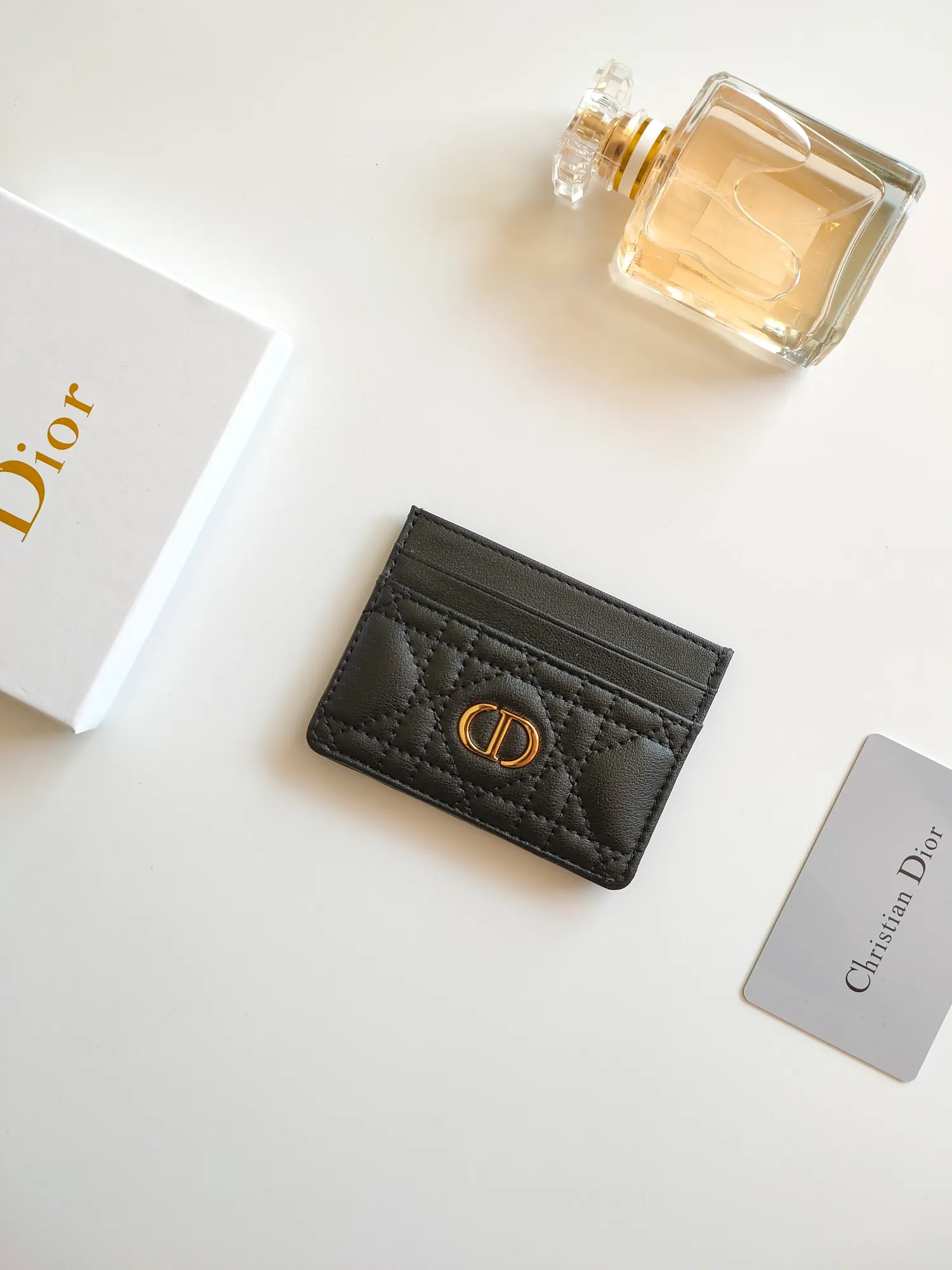 ￥110😍The Dior Caro five-compartment card holder is a new product this season, elegant and practical. Style number: S5130. Carefully crafted from soft cowhide, decorated with cannage pattern topstitching and embellished with the "CD" logo on the front. Elegant and sophisticated, it has five card slots and is suitable for various occasions. Size:10.5*7.5cm