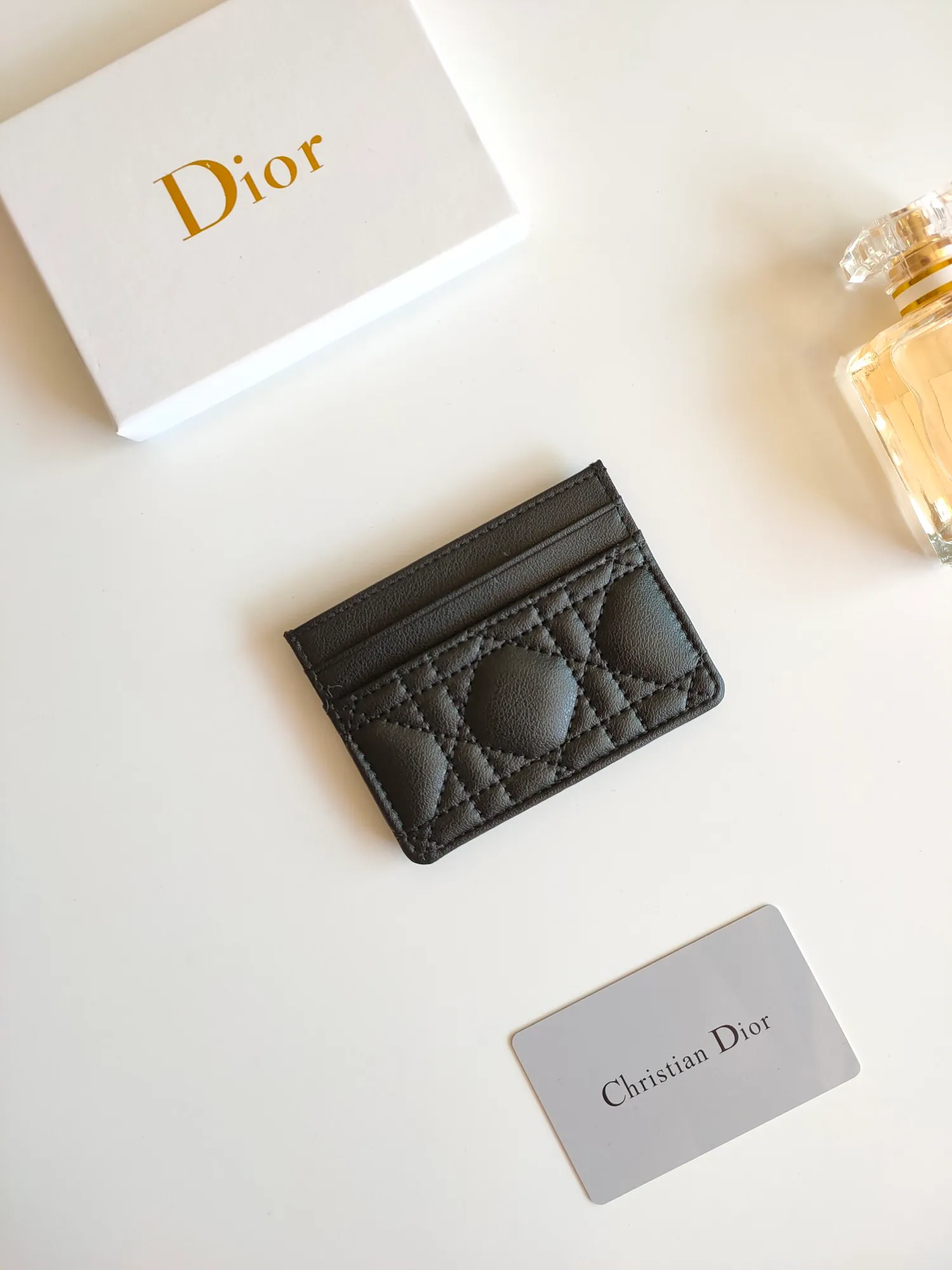 ￥110😍The Dior Caro five-compartment card holder is a new product this season, elegant and practical. Style number: S5130. Carefully crafted from soft cowhide, decorated with cannage pattern topstitching and embellished with the "CD" logo on the front. Elegant and sophisticated, it has five card slots and is suitable for various occasions. Size:10.5*7.5cm