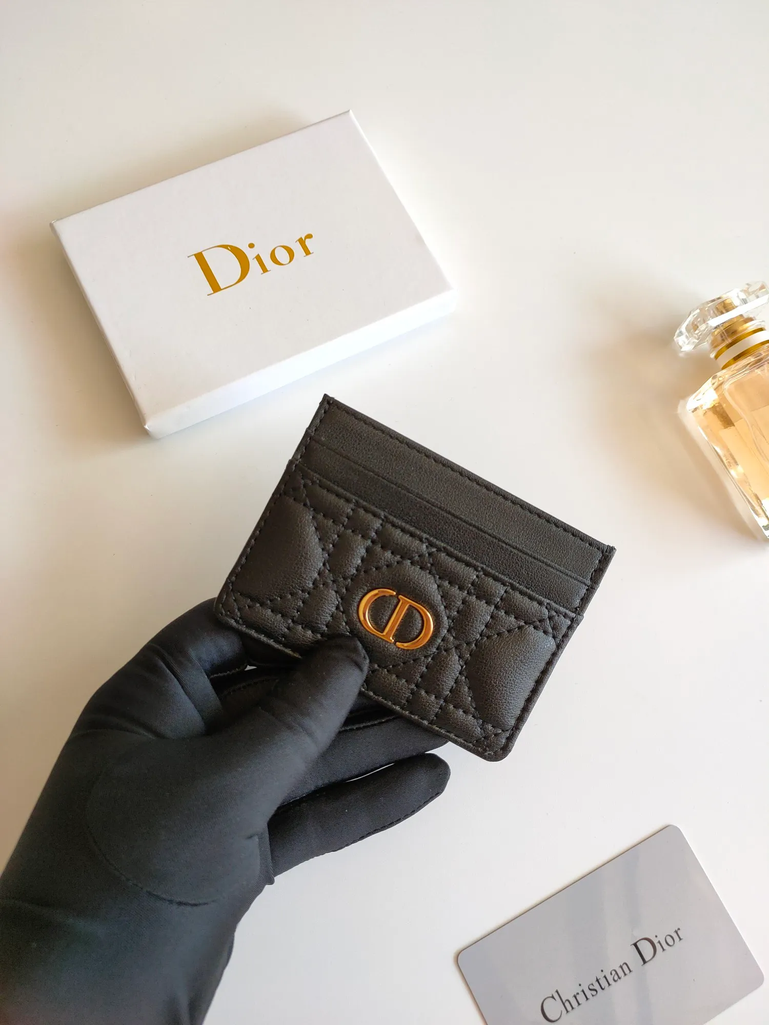￥110😍The Dior Caro five-compartment card holder is a new product this season, elegant and practical. Style number: S5130. Carefully crafted from soft cowhide, decorated with cannage pattern topstitching and embellished with the "CD" logo on the front. Elegant and sophisticated, it has five card slots and is suitable for various occasions. Size:10.5*7.5cm