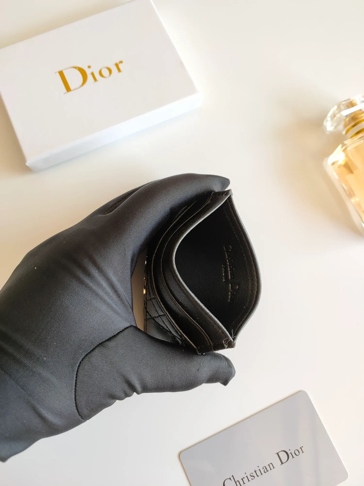 ￥110😍The Dior Caro five-compartment card holder is a new product this season, elegant and practical. Style number: S5130. Carefully crafted from soft cowhide, decorated with cannage pattern topstitching and embellished with the "CD" logo on the front. Elegant and sophisticated, it has five card slots and is suitable for various occasions. Size:10.5*7.5cm