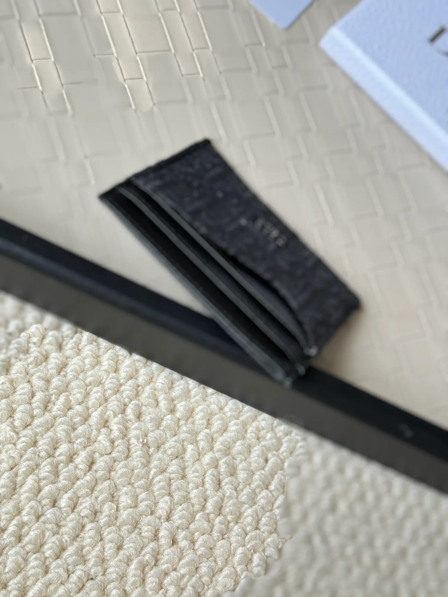 💰100 Men's Dior card holder is elegant and refined😍 Carefully made of cowhide [strong]. There are 3 card slots on each side and 1 card slot on the top, which is exquisite and exquisite in shape. Style number: CH164 Size: 10*8cm