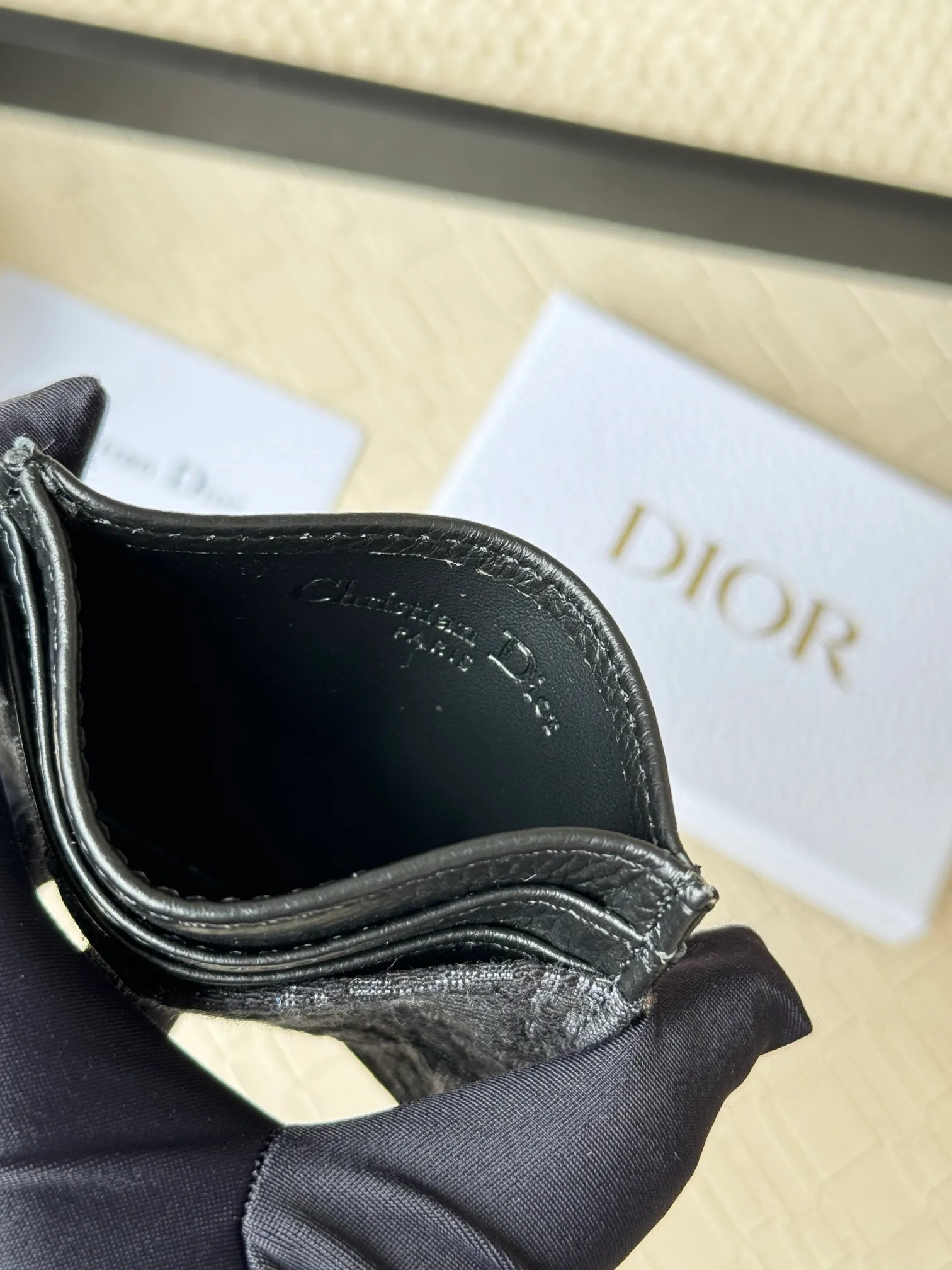 💰100 Men's Dior card holder is elegant and refined😍 Carefully made of cowhide [strong]. There are 3 card slots on each side and 1 card slot on the top, which is exquisite and exquisite in shape. Style number: CH164 Size: 10*8cm