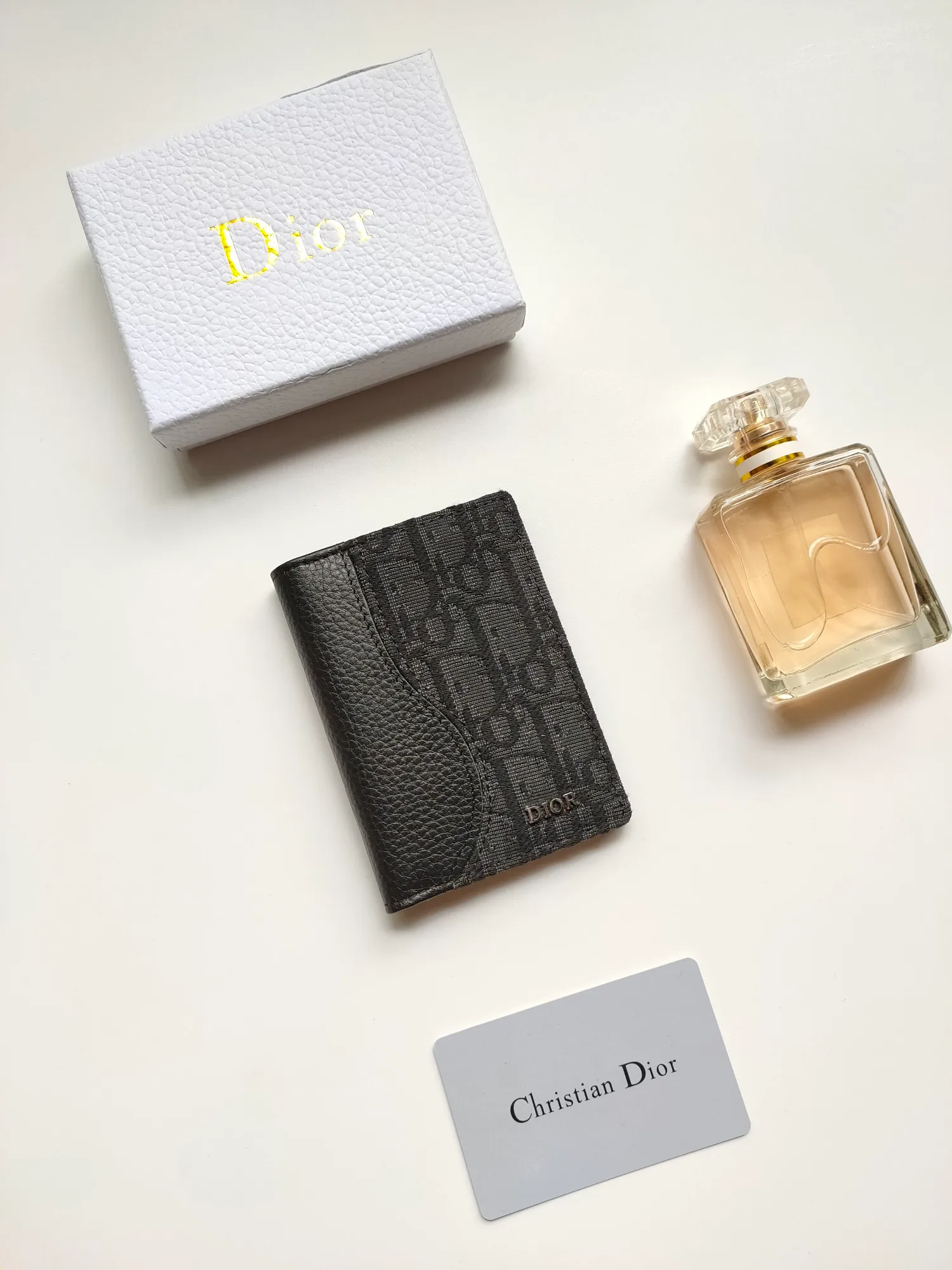 ￥100💋The newly launched bi-fold card holder for autumn 2023 is an elegant accessory that demonstrates Dior’s exquisite craftsmanship. Crafted from black inlaid grained calfskin, this card holder is detailed with beige and black Oblique print fabric details that accentuate the classic saddle silhouette. There are three card slots on each side and two compartments for storing bills and cash. Elegantly styled with a metal-clad brass Dior signature on the front, it fits easily into any pocket. Style number: CH169 Size: 8.2*11.2cm