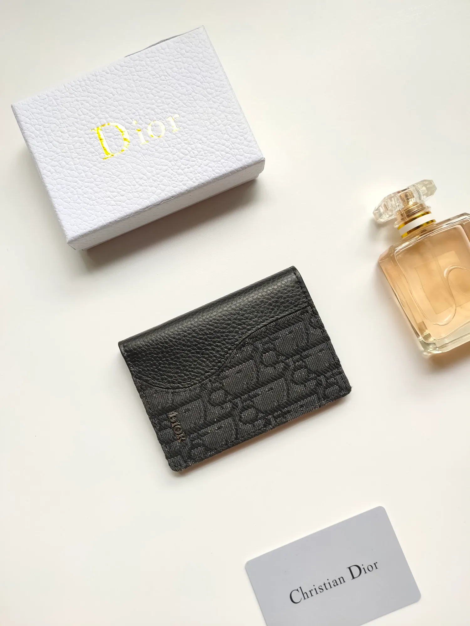 ￥100💋The newly launched bi-fold card holder for autumn 2023 is an elegant accessory that demonstrates Dior’s exquisite craftsmanship. Crafted from black inlaid grained calfskin, this card holder is detailed with beige and black Oblique print fabric details that accentuate the classic saddle silhouette. There are three card slots on each side and two compartments for storing bills and cash. Elegantly styled with a metal-clad brass Dior signature on the front, it fits easily into any pocket. Style number: CH169 Size: 8.2*11.2cm