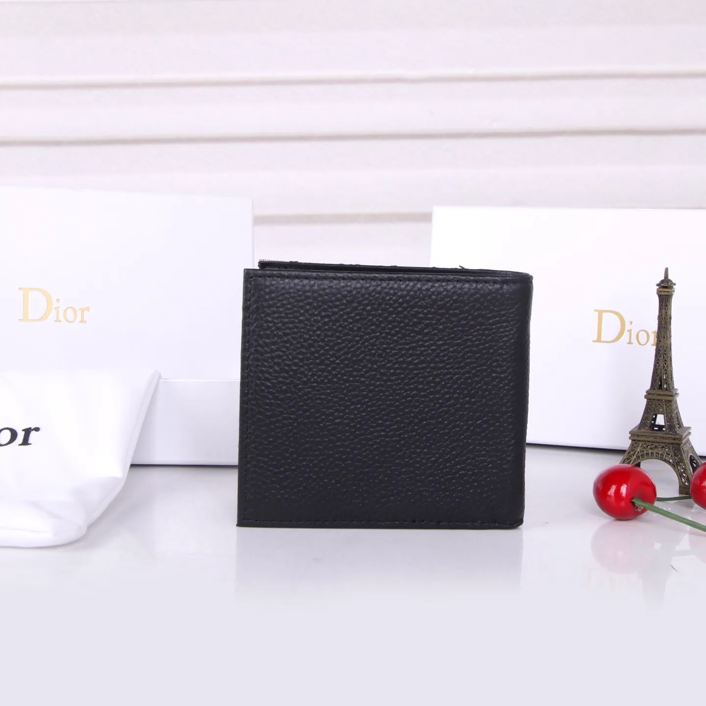 💰130 Style No.: 908-1 Brand: Dior Color: Black Size: 11*10*1.5 Description: The latest models from Dior counters are now available! Synchronized with the official website, exquisitely handmade, photographed in kind, suitable for both men and women!