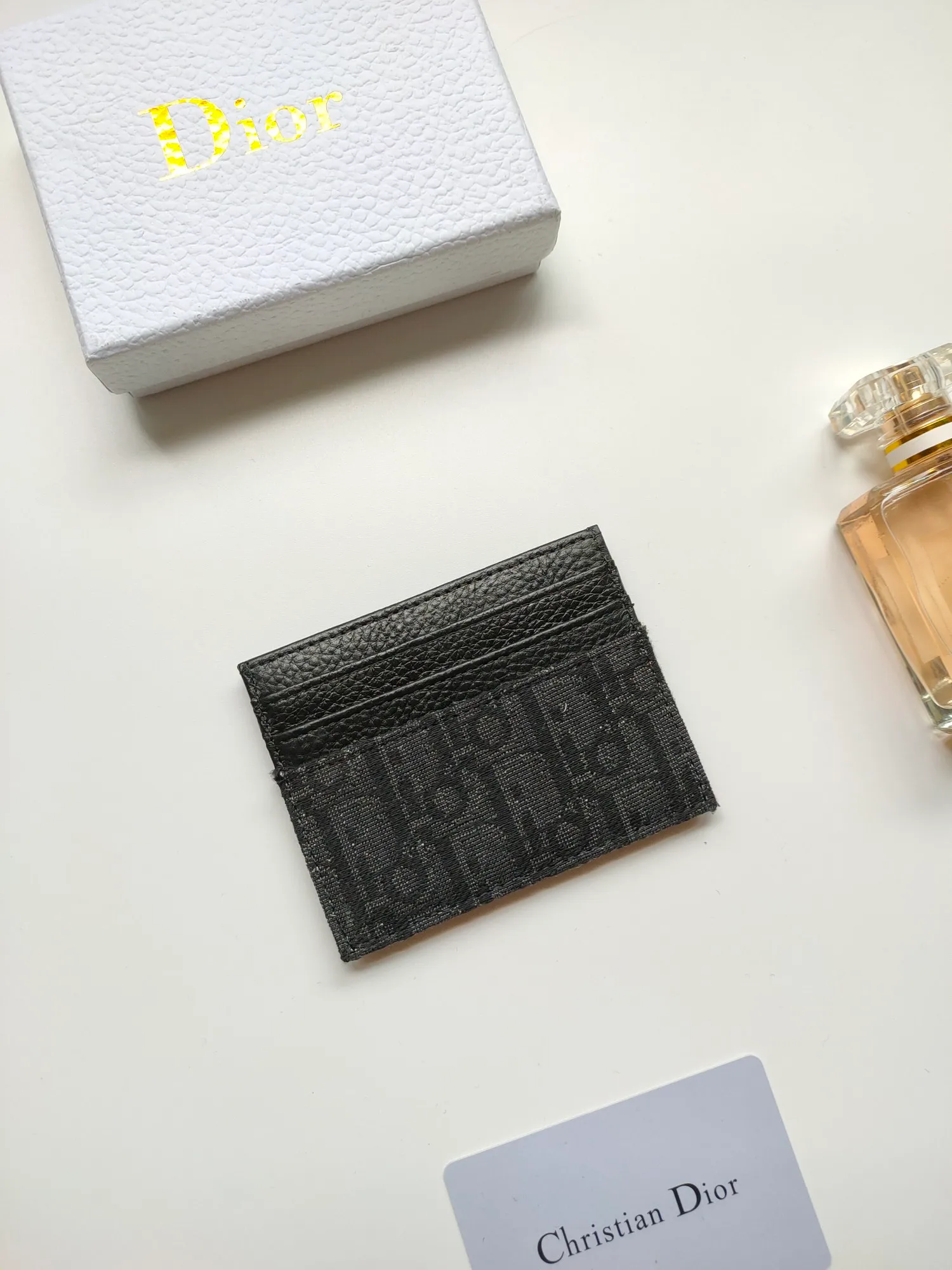 ￥90 [Rose] This Dior card holder is elegant and refined 😍 Carefully made of Dior jacquard fabric and cowhide [strong] decorated with Oblique print. There are 3 card slots on each side and 1 card slot on the top, which is exquisite and exquisite in shape. Style number: C135 Size: 10*8cm