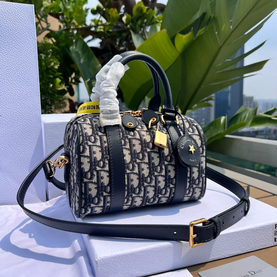 ❗️❗️❗️Free shipping with SF Express for year-end event❗️❗️❗️💰1500 Size: 20.5×13.5×12cm Dior overseas channel resources specially provide Boston 20cm handbag❗️ This Dior Groove 20 handbag is a new product of the 2024 winter ready-to-wear series, designed by Maria Grazia Chiuri) design, elegant and fashionable. Crafted from blue Oblique print fabric, the leather key pouch is uniquely embellished with the Christian Dior 💰aris signature and embellished with gold-finished stars. The zippered padlock opens with a key, and the spacious compartments feature a slip pocket and a zippered pocket for everyday essentials. Featuring a leather top handle and adjustable and removable shoulder strap, it can be worn by hand, over the shoulder or cross-body, making it the ideal bag for everyday looks.