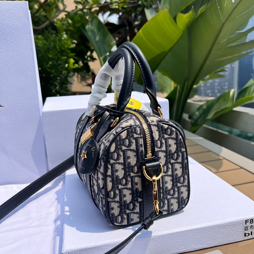 ❗️❗️❗️Free shipping with SF Express for year-end event❗️❗️❗️💰1500 Size: 20.5×13.5×12cm Dior overseas channel resources specially provide Boston 20cm handbag❗️ This Dior Groove 20 handbag is a new product of the 2024 winter ready-to-wear series, designed by Maria Grazia Chiuri) design, elegant and fashionable. Crafted from blue Oblique print fabric, the leather key pouch is uniquely embellished with the Christian Dior 💰aris signature and embellished with gold-finished stars. The zippered padlock opens with a key, and the spacious compartments feature a slip pocket and a zippered pocket for everyday essentials. Featuring a leather top handle and adjustable and removable shoulder strap, it can be worn by hand, over the shoulder or cross-body, making it the ideal bag for everyday looks.