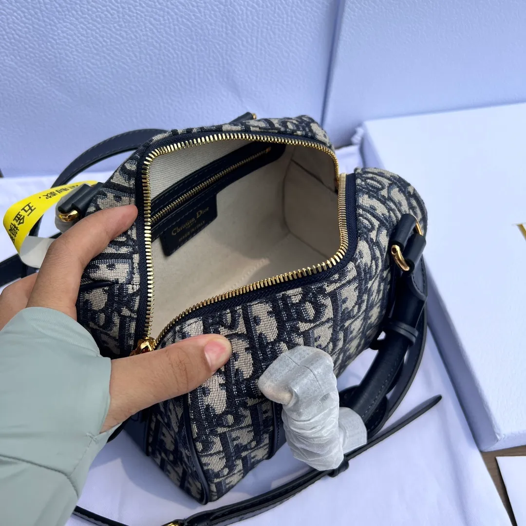 ❗️❗️❗️Free shipping with SF Express for year-end event❗️❗️❗️💰1500 Size: 20.5×13.5×12cm Dior overseas channel resources specially provide Boston 20cm handbag❗️ This Dior Groove 20 handbag is a new product of the 2024 winter ready-to-wear series, designed by Maria Grazia Chiuri) design, elegant and fashionable. Crafted from blue Oblique print fabric, the leather key pouch is uniquely embellished with the Christian Dior 💰aris signature and embellished with gold-finished stars. The zippered padlock opens with a key, and the spacious compartments feature a slip pocket and a zippered pocket for everyday essentials. Featuring a leather top handle and adjustable and removable shoulder strap, it can be worn by hand, over the shoulder or cross-body, making it the ideal bag for everyday looks.