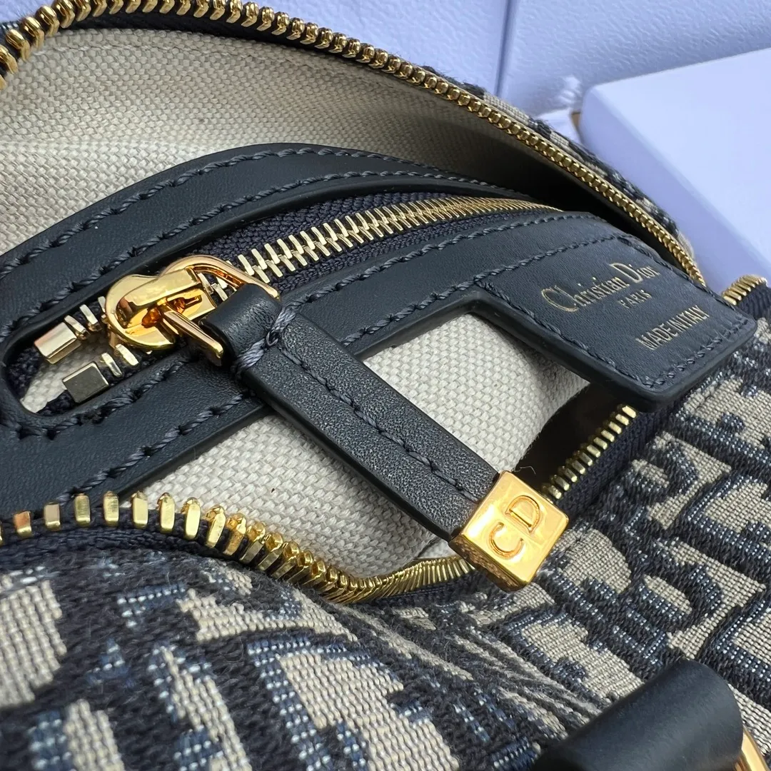 ❗️❗️❗️Free shipping with SF Express for year-end event❗️❗️❗️💰1500 Size: 20.5×13.5×12cm Dior overseas channel resources specially provide Boston 20cm handbag❗️ This Dior Groove 20 handbag is a new product of the 2024 winter ready-to-wear series, designed by Maria Grazia Chiuri) design, elegant and fashionable. Crafted from blue Oblique print fabric, the leather key pouch is uniquely embellished with the Christian Dior 💰aris signature and embellished with gold-finished stars. The zippered padlock opens with a key, and the spacious compartments feature a slip pocket and a zippered pocket for everyday essentials. Featuring a leather top handle and adjustable and removable shoulder strap, it can be worn by hand, over the shoulder or cross-body, making it the ideal bag for everyday looks.