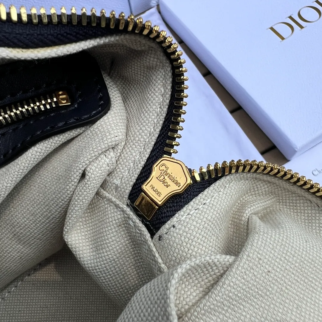 ❗️❗️❗️Free shipping with SF Express for year-end event❗️❗️❗️💰1500 Size: 20.5×13.5×12cm Dior overseas channel resources specially provide Boston 20cm handbag❗️ This Dior Groove 20 handbag is a new product of the 2024 winter ready-to-wear series, designed by Maria Grazia Chiuri) design, elegant and fashionable. Crafted from blue Oblique print fabric, the leather key pouch is uniquely embellished with the Christian Dior 💰aris signature and embellished with gold-finished stars. The zippered padlock opens with a key, and the spacious compartments feature a slip pocket and a zippered pocket for everyday essentials. Featuring a leather top handle and adjustable and removable shoulder strap, it can be worn by hand, over the shoulder or cross-body, making it the ideal bag for everyday looks.