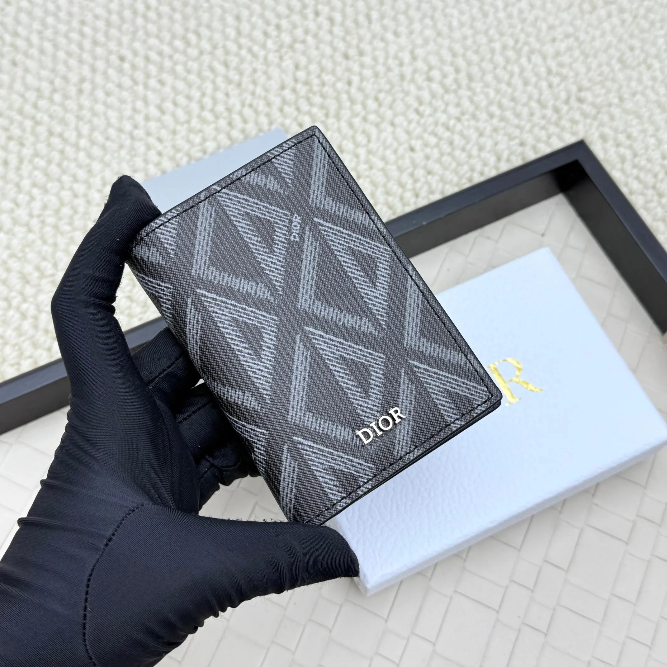 💰120💋Dior’s new bi-fold card holder is an elegant accessory that showcases Dior’s exquisite craftsmanship. Crafted from black inlaid grained calfskin, this card holder is detailed with beige and black Oblique print fabric details that accentuate the classic saddle silhouette. There are three card slots on each side and two compartments for storing bills and cash. Elegantly styled with a metal-clad brass Dior signature on the front, it fits easily into any pocket. Style number: H138 Size: 8.2*11.2cm
