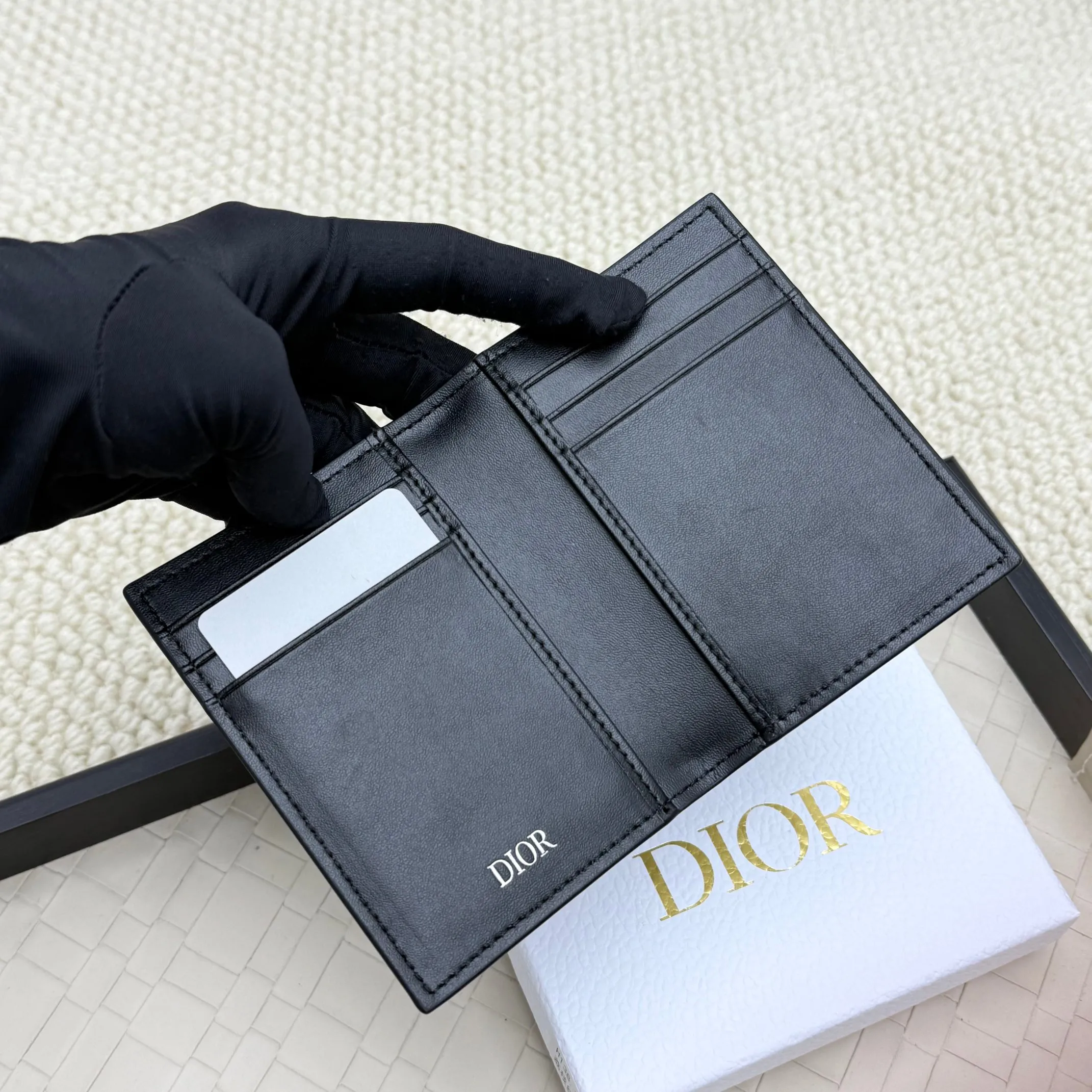 💰120💋Dior’s new bi-fold card holder is an elegant accessory that showcases Dior’s exquisite craftsmanship. Crafted from black inlaid grained calfskin, this card holder is detailed with beige and black Oblique print fabric details that accentuate the classic saddle silhouette. There are three card slots on each side and two compartments for storing bills and cash. Elegantly styled with a metal-clad brass Dior signature on the front, it fits easily into any pocket. Style number: H138 Size: 8.2*11.2cm