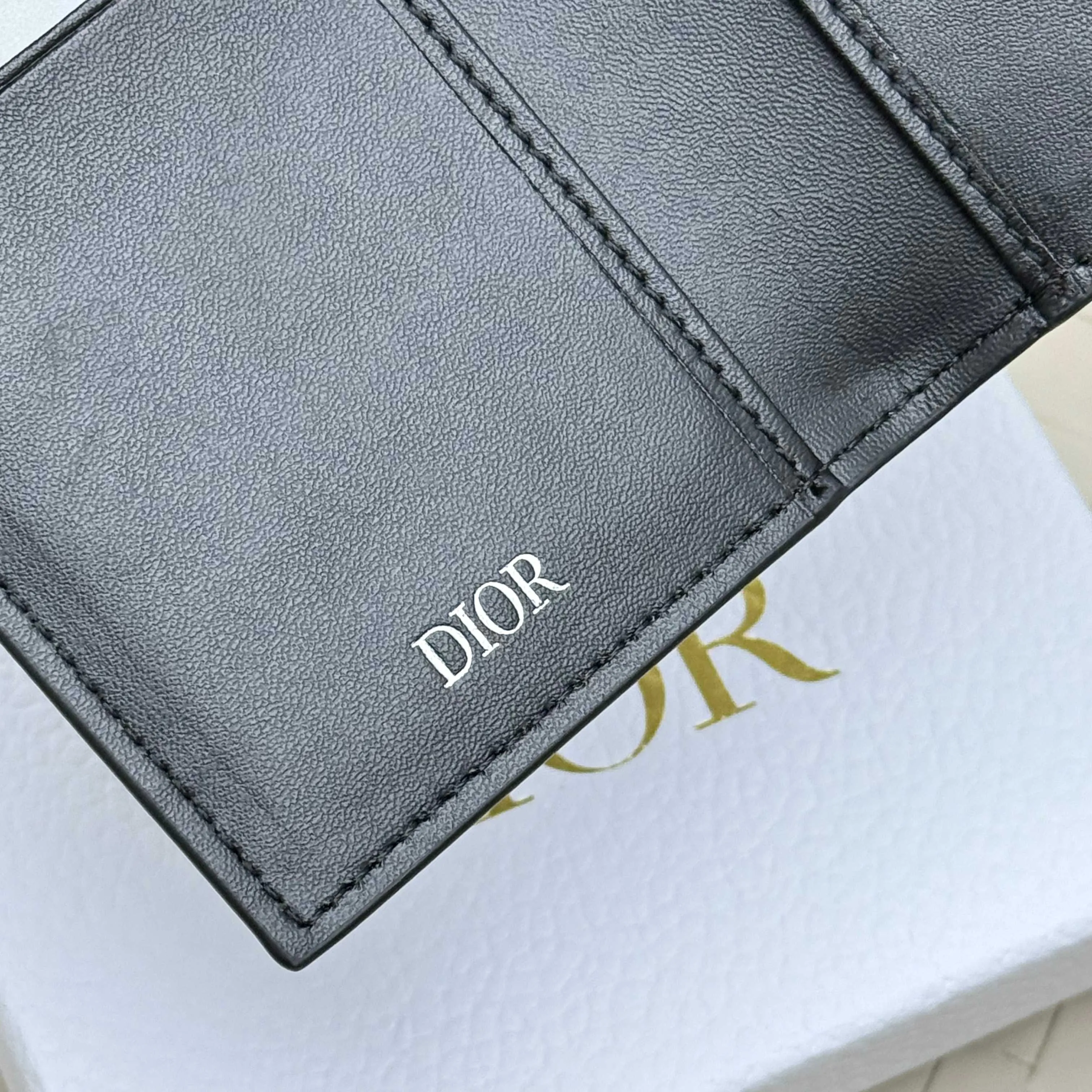 💰120💋Dior’s new bi-fold card holder is an elegant accessory that showcases Dior’s exquisite craftsmanship. Crafted from black inlaid grained calfskin, this card holder is detailed with beige and black Oblique print fabric details that accentuate the classic saddle silhouette. There are three card slots on each side and two compartments for storing bills and cash. Elegantly styled with a metal-clad brass Dior signature on the front, it fits easily into any pocket. Style number: H138 Size: 8.2*11.2cm