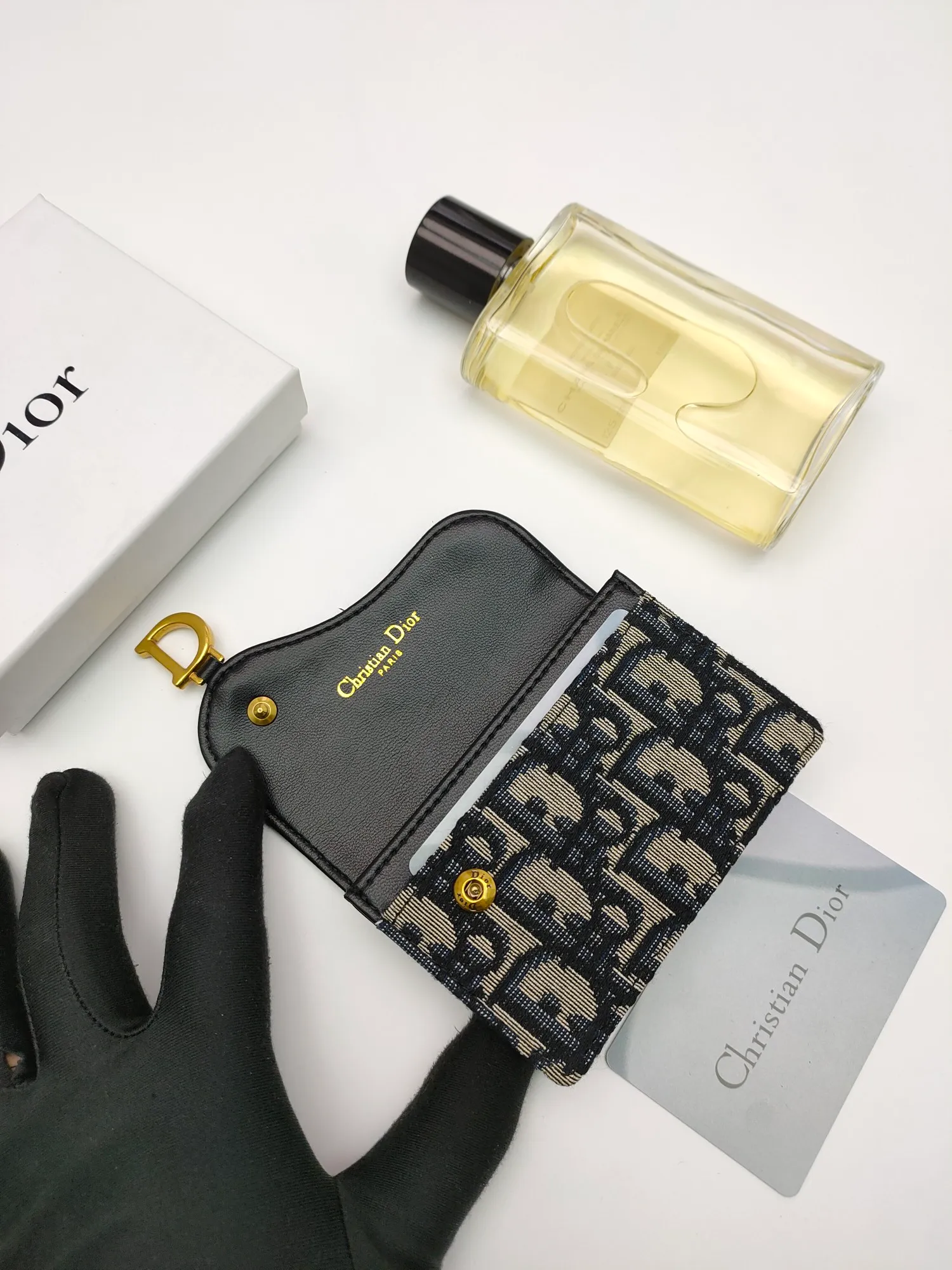 ￥110🌹This Dior saddle flip card holder is practical and compact👍🏻It can replace the traditional saddle wallet🎉Made of Dior Oblique printed fabric with sheepskin. It is made with exquisite craftsmanship and is durable❤️It has a spacious main compartment with 2 patch pockets and 2 card slots, which can store cash, bills and cards. Can be paired with other pieces from the saddle collection for an elegant look. Style number: S5611 Size: 11*7.5*2.5cm