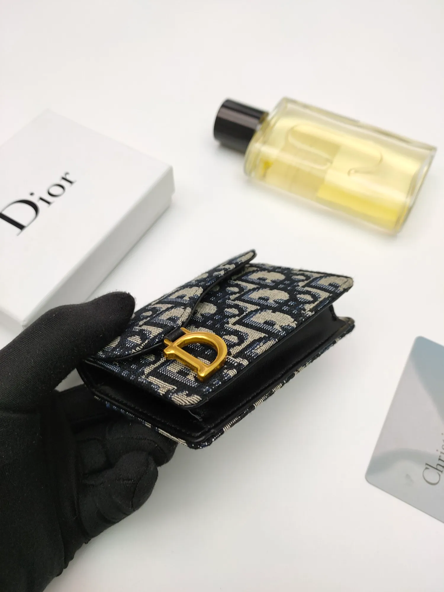 ￥110🌹This Dior saddle flip card holder is practical and compact👍🏻It can replace the traditional saddle wallet🎉Made of Dior Oblique printed fabric with sheepskin. It is made with exquisite craftsmanship and is durable❤️It has a spacious main compartment with 2 patch pockets and 2 card slots, which can store cash, bills and cards. Can be paired with other pieces from the saddle collection for an elegant look. Style number: S5611 Size: 11*7.5*2.5cm