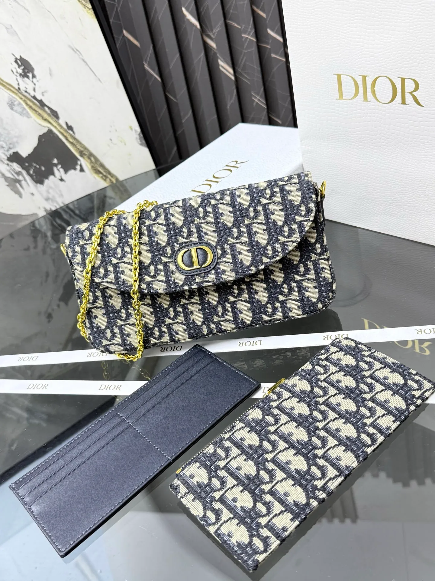 💰290💰New🎀🎀DIOR Dior’s latest crossbody bag for autumn and winter 2025. The shape of the 3-in-1 bag is so cute, it is small and exquisite. It is made of Obliaue presbyopic fabric and the iconic letters enhance the style. The 3-in-1 capacity can store various daily necessities and mobile phone card change. It can be beautiful when you go out every day. Size: 21.5*12*2cm No.: S4306 Color: gray, white, blue, maroon
