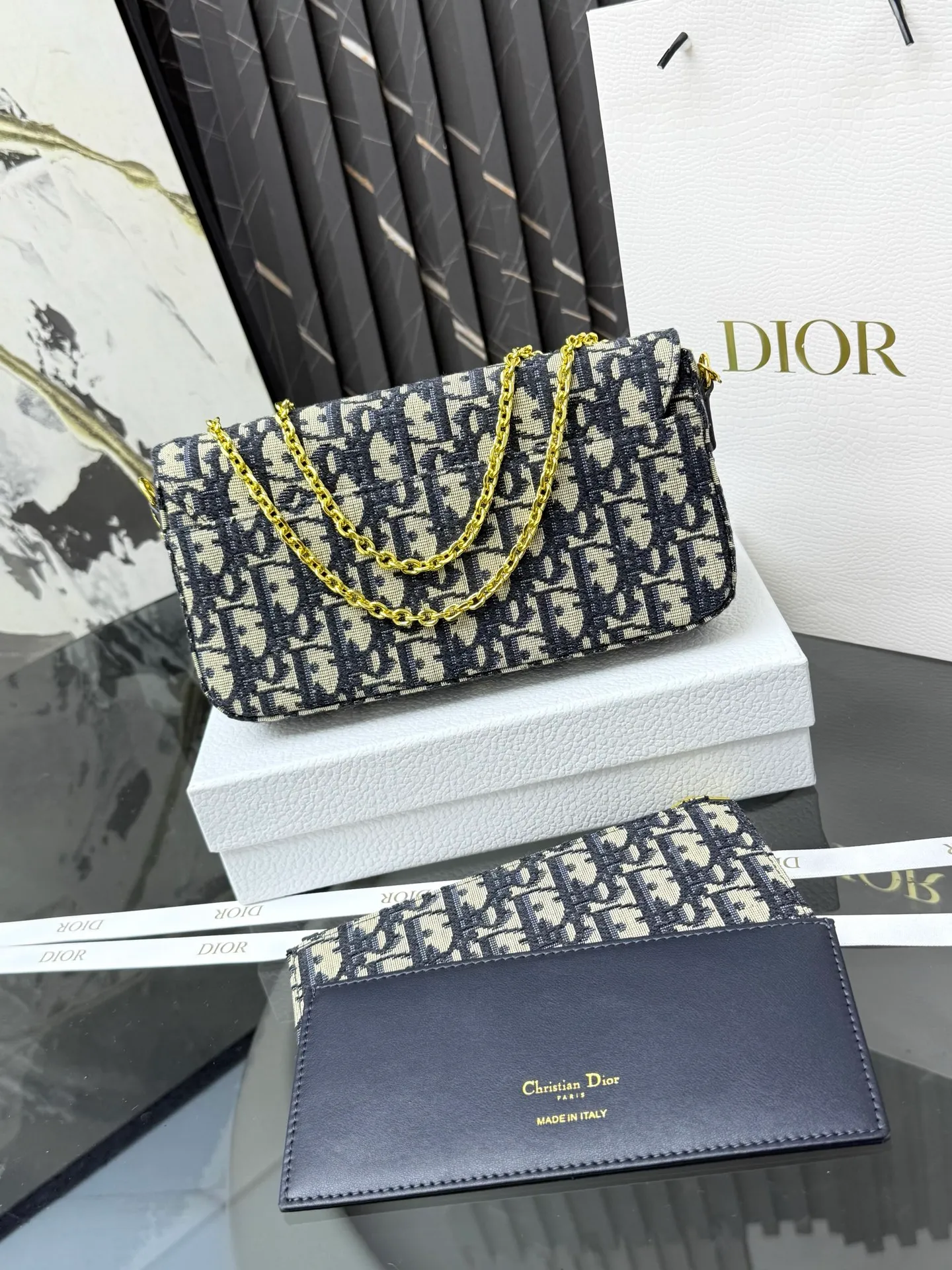 💰290💰New🎀🎀DIOR Dior’s latest crossbody bag for autumn and winter 2025. The shape of the 3-in-1 bag is so cute, it is small and exquisite. It is made of Obliaue presbyopic fabric and the iconic letters enhance the style. The 3-in-1 capacity can store various daily necessities and mobile phone card change. It can be beautiful when you go out every day. Size: 21.5*12*2cm No.: S4306 Color: gray, white, blue, maroon