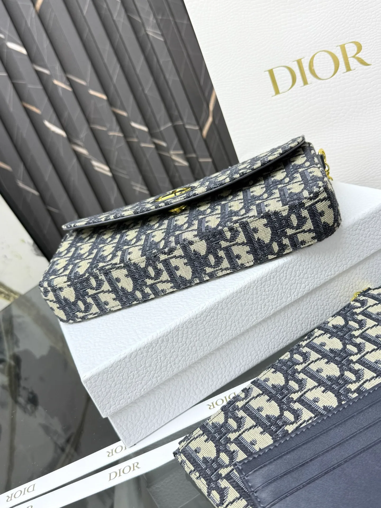 💰290💰New🎀🎀DIOR Dior’s latest crossbody bag for autumn and winter 2025. The shape of the 3-in-1 bag is so cute, it is small and exquisite. It is made of Obliaue presbyopic fabric and the iconic letters enhance the style. The 3-in-1 capacity can store various daily necessities and mobile phone card change. It can be beautiful when you go out every day. Size: 21.5*12*2cm No.: S4306 Color: gray, white, blue, maroon