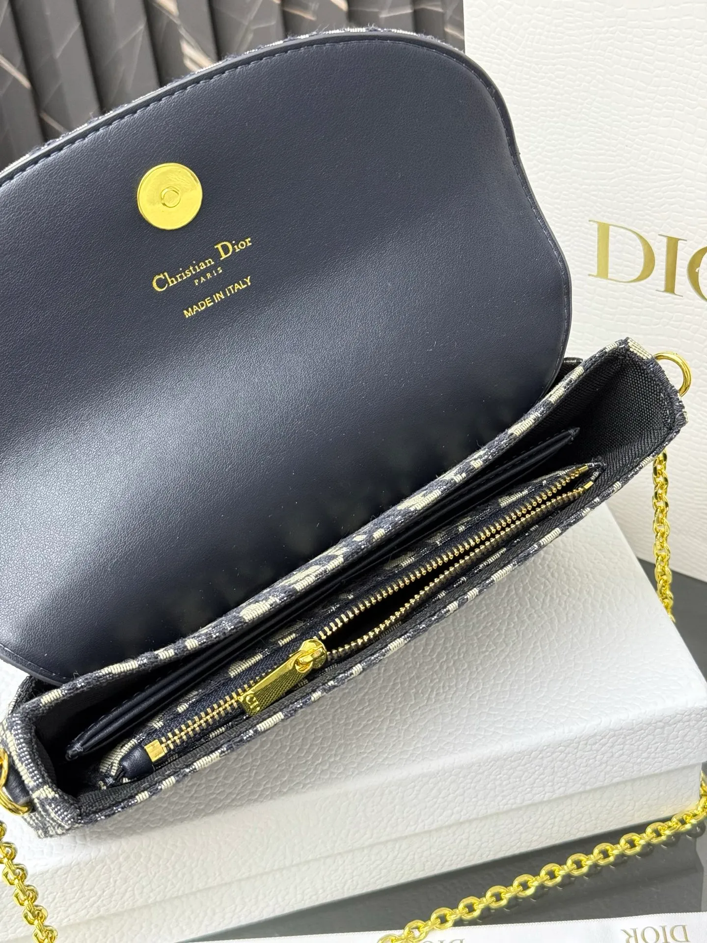 💰290💰New🎀🎀DIOR Dior’s latest crossbody bag for autumn and winter 2025. The shape of the 3-in-1 bag is so cute, it is small and exquisite. It is made of Obliaue presbyopic fabric and the iconic letters enhance the style. The 3-in-1 capacity can store various daily necessities and mobile phone card change. It can be beautiful when you go out every day. Size: 21.5*12*2cm No.: S4306 Color: gray, white, blue, maroon